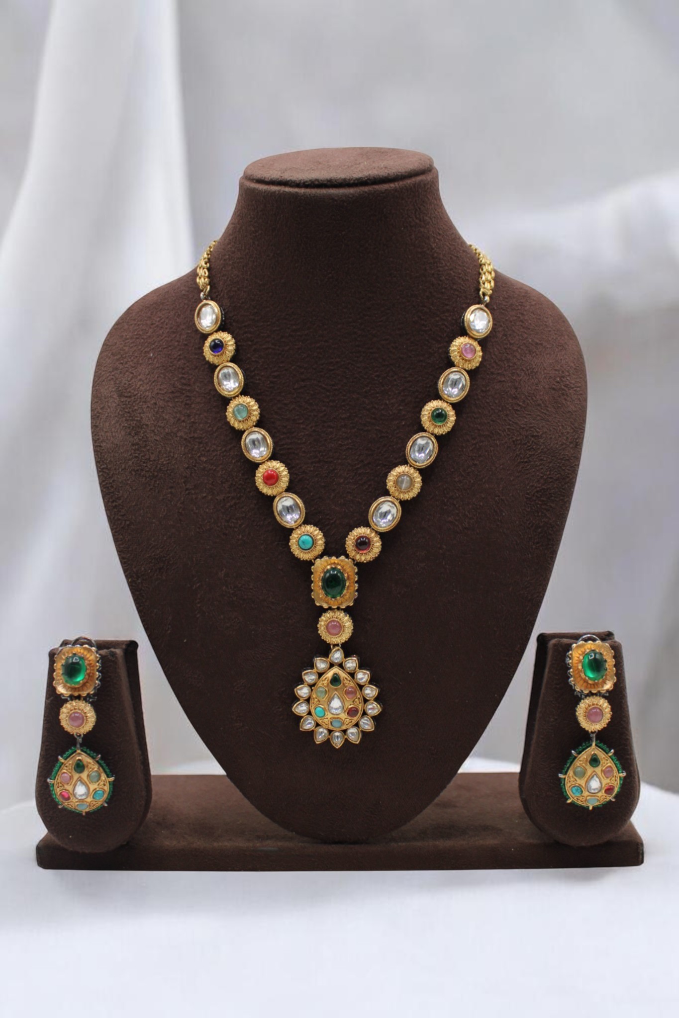 Elegant Traditional Jewelry Set with Colorful Gemstones - Image 2