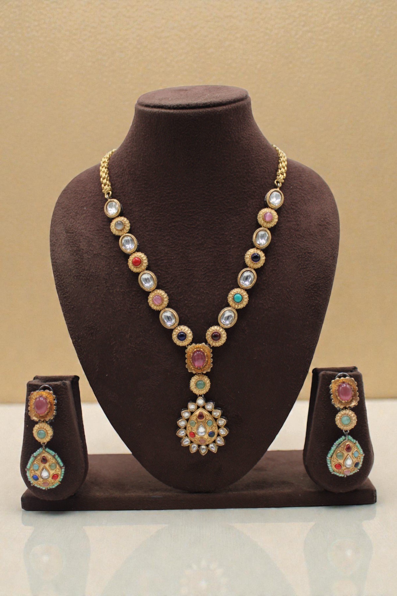 Elegant Traditional Jewelry Set with Colorful Gemstones - Image 3