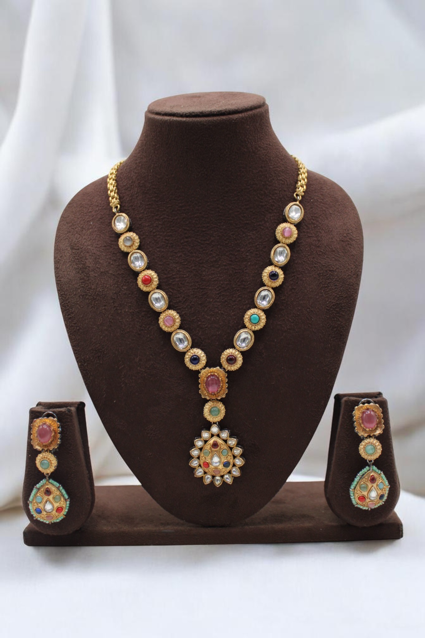 Elegant Traditional Jewelry Set with Colorful Gemstones - Image 2