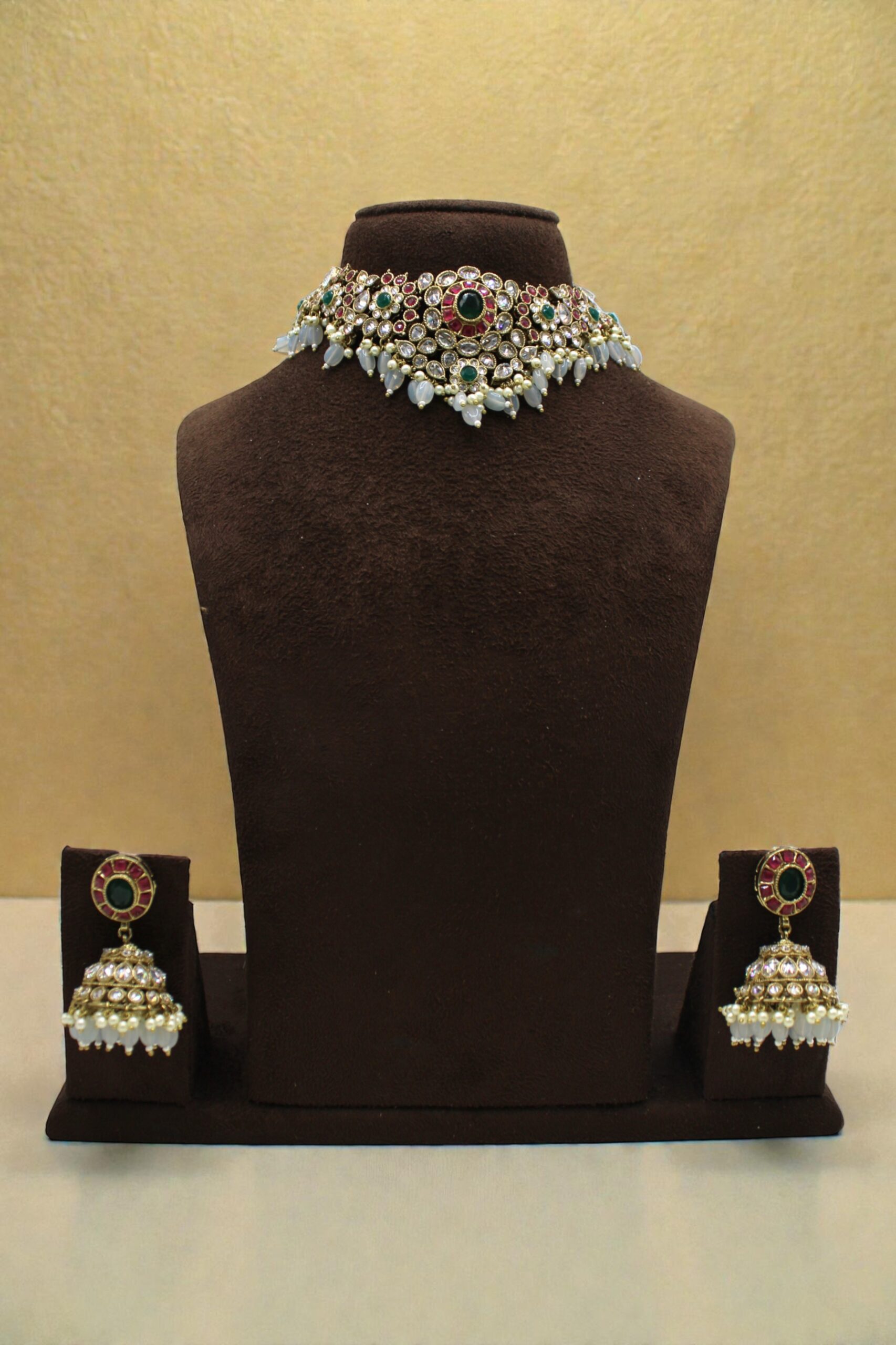 Elegant Traditional Jewelry Set with Choker and Earrings - Image 3