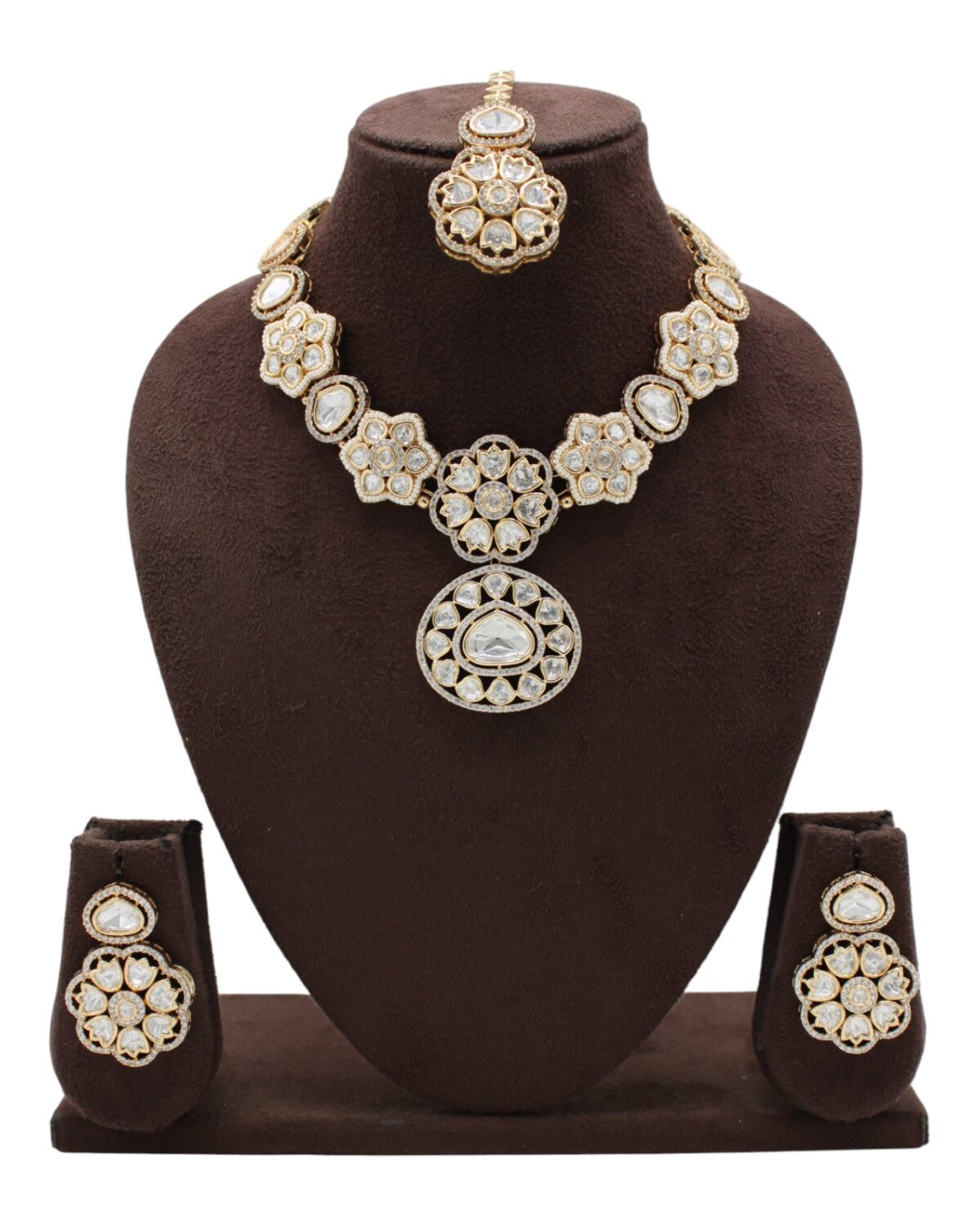 Elegant Traditional Jewelry Set with Floral Motifs
