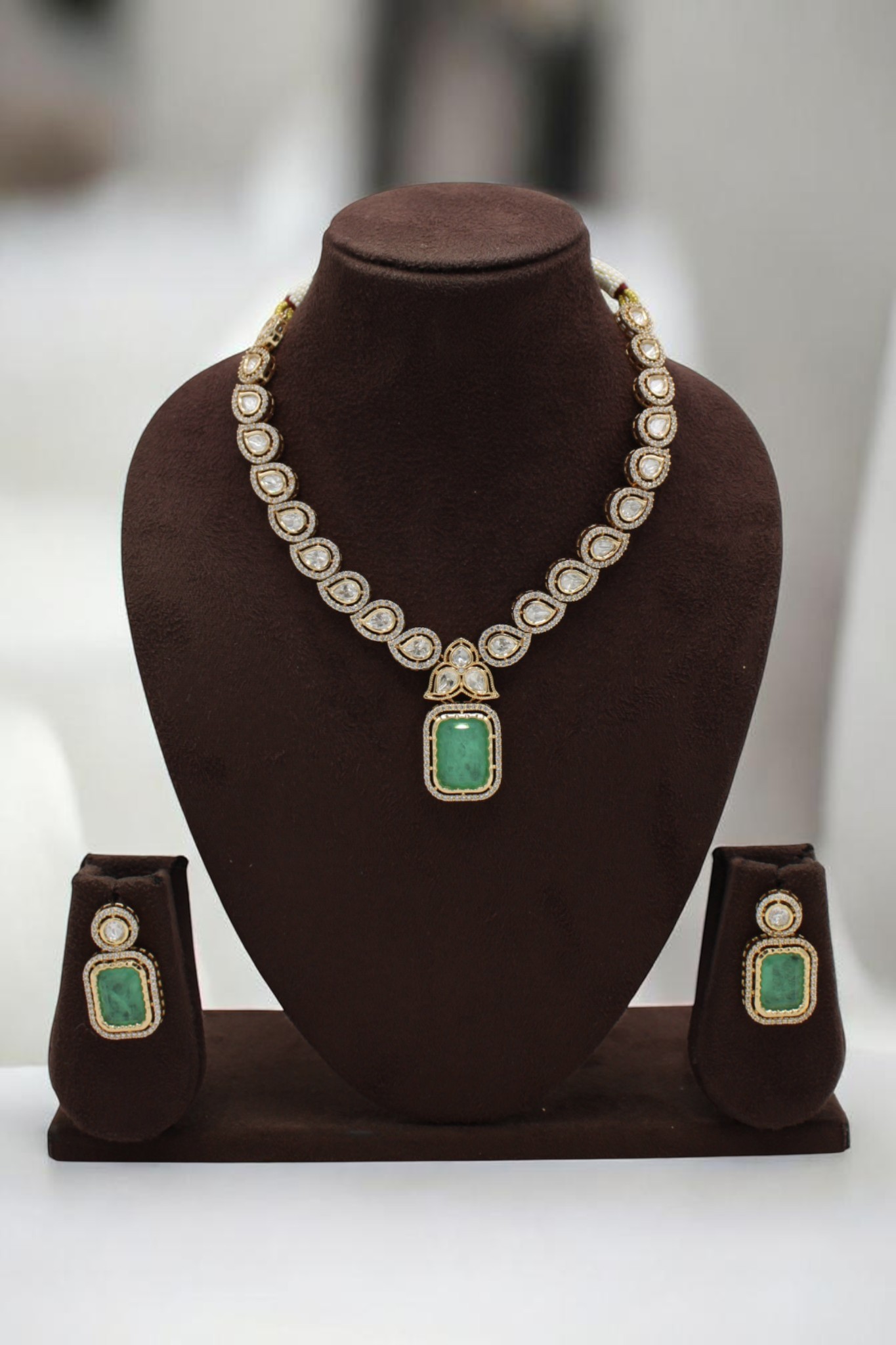 Elegant Emerald and Diamond Jewelry Set - Image 2