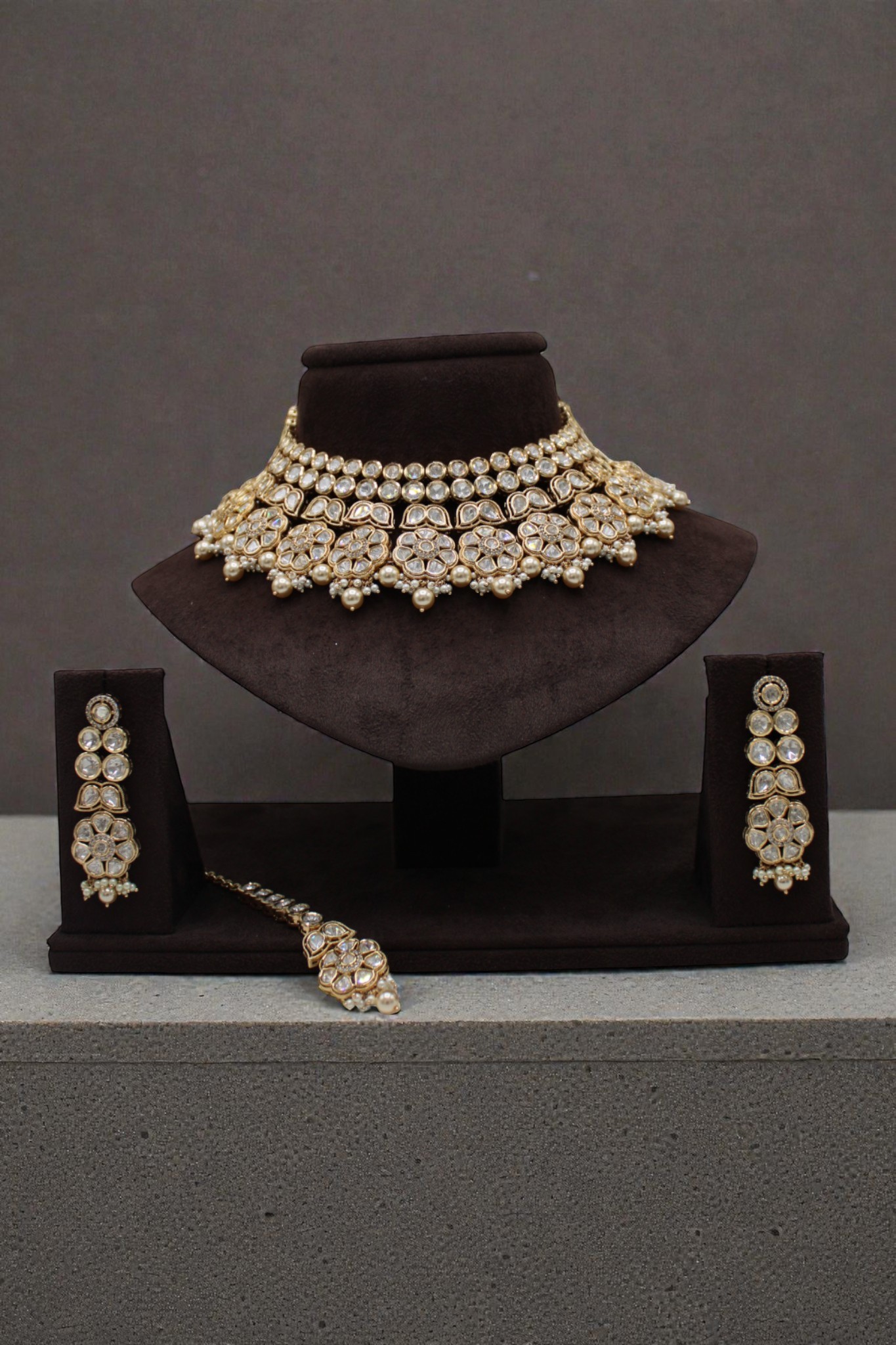 Elegant Traditional Jewelry Set with Intricate Design - Image 3