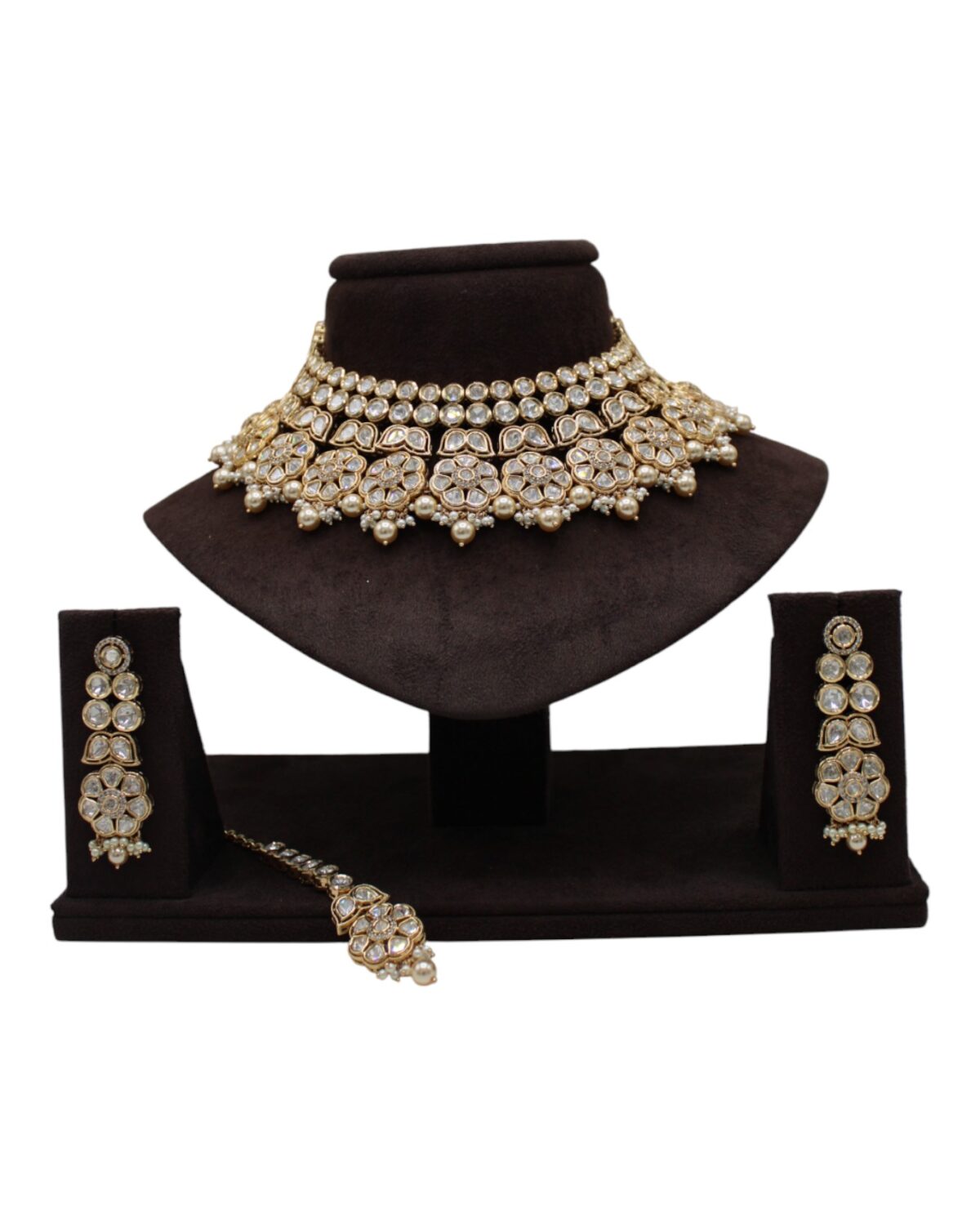 Elegant Traditional Jewelry Set with Intricate Design
