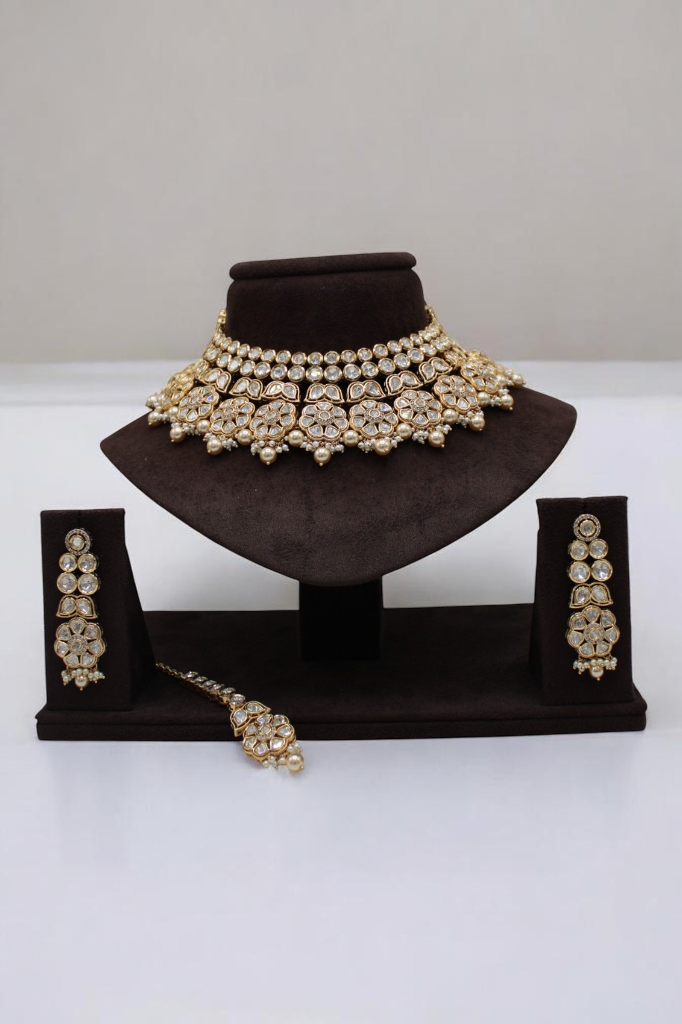 Elegant Traditional Jewelry Set with Intricate Design - Image 2