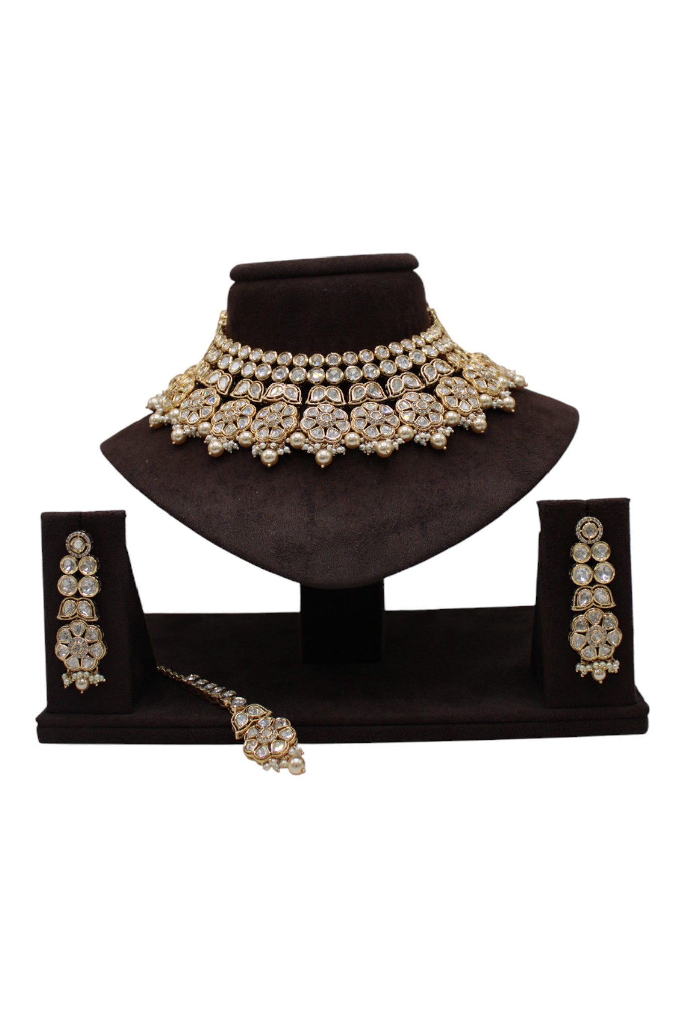 Elegant Traditional Jewelry Set with Intricate Design