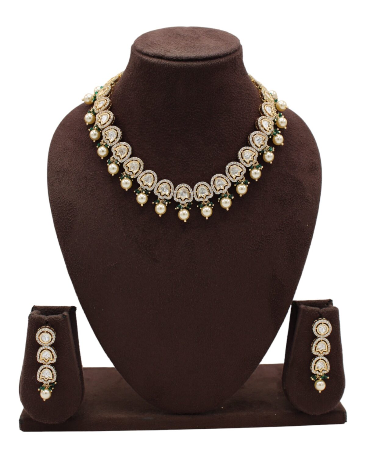 Elegant Traditional Jewelry Set with Necklace and Earrings