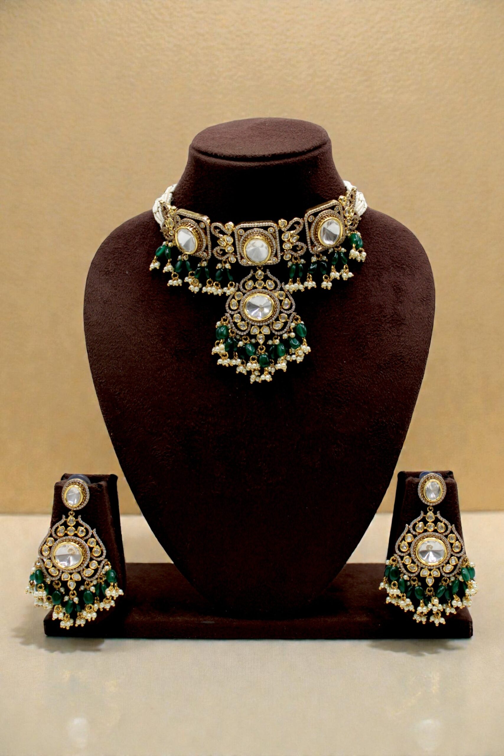Elegant Traditional Jewelry Set with Green Accents - Image 3