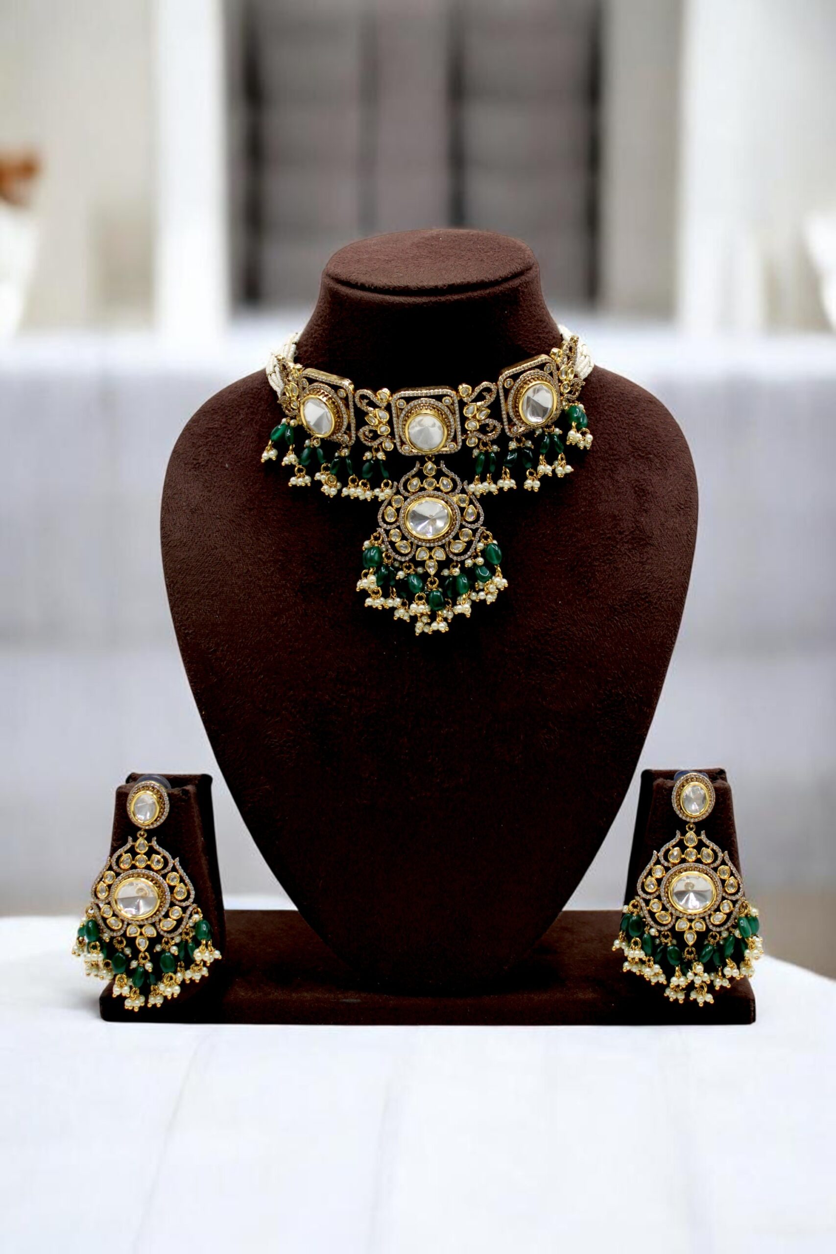 Elegant Traditional Jewelry Set with Green Accents - Image 2