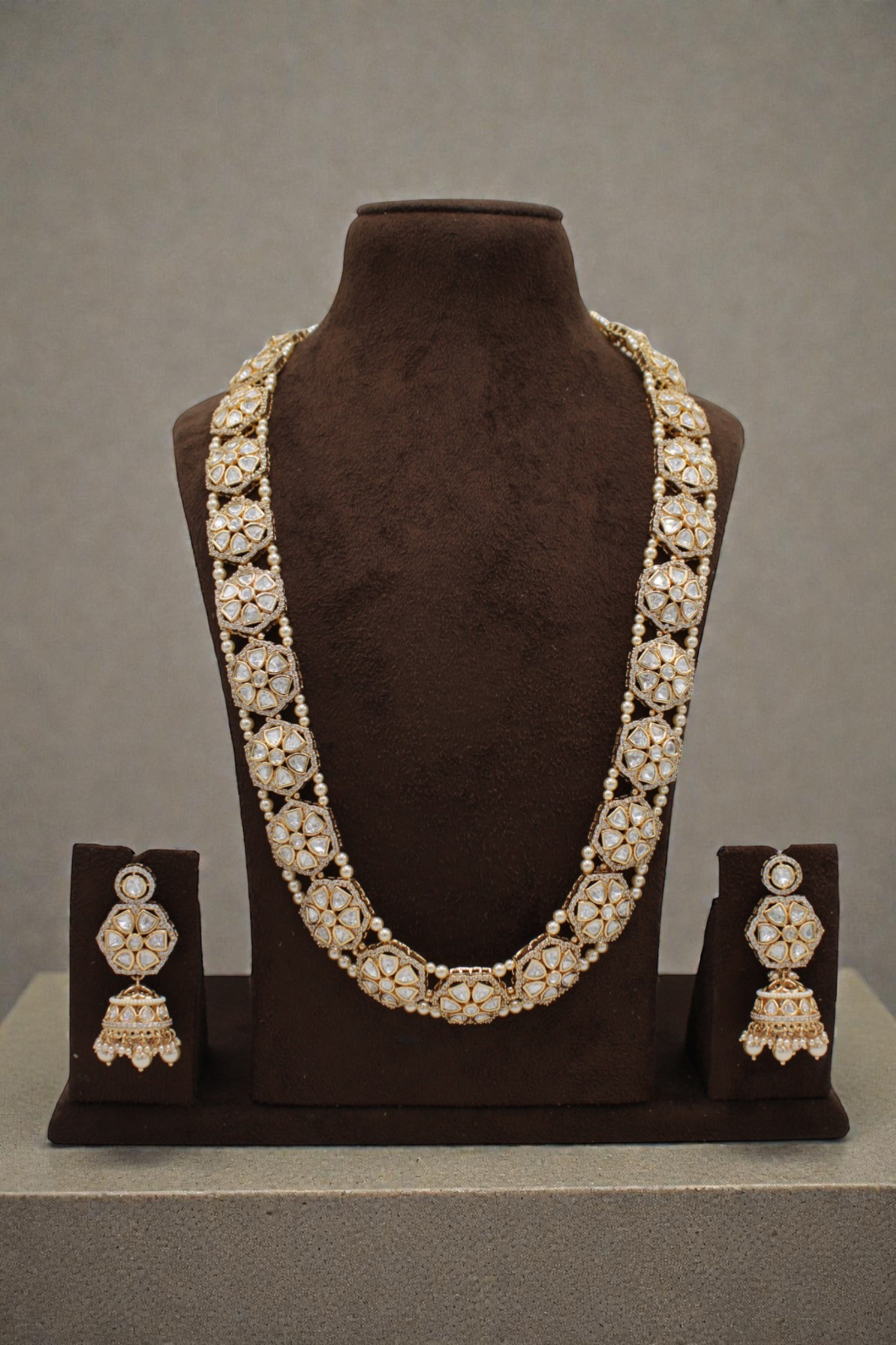 Elegant Gold and Diamond Necklace Set - Image 3