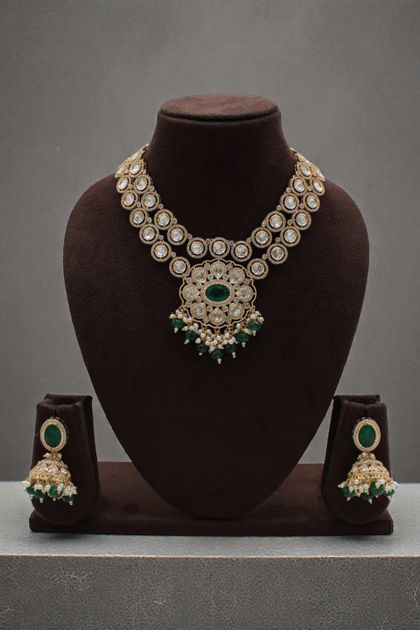 Elegant Traditional Jewelry Set with Green Accents - Image 3