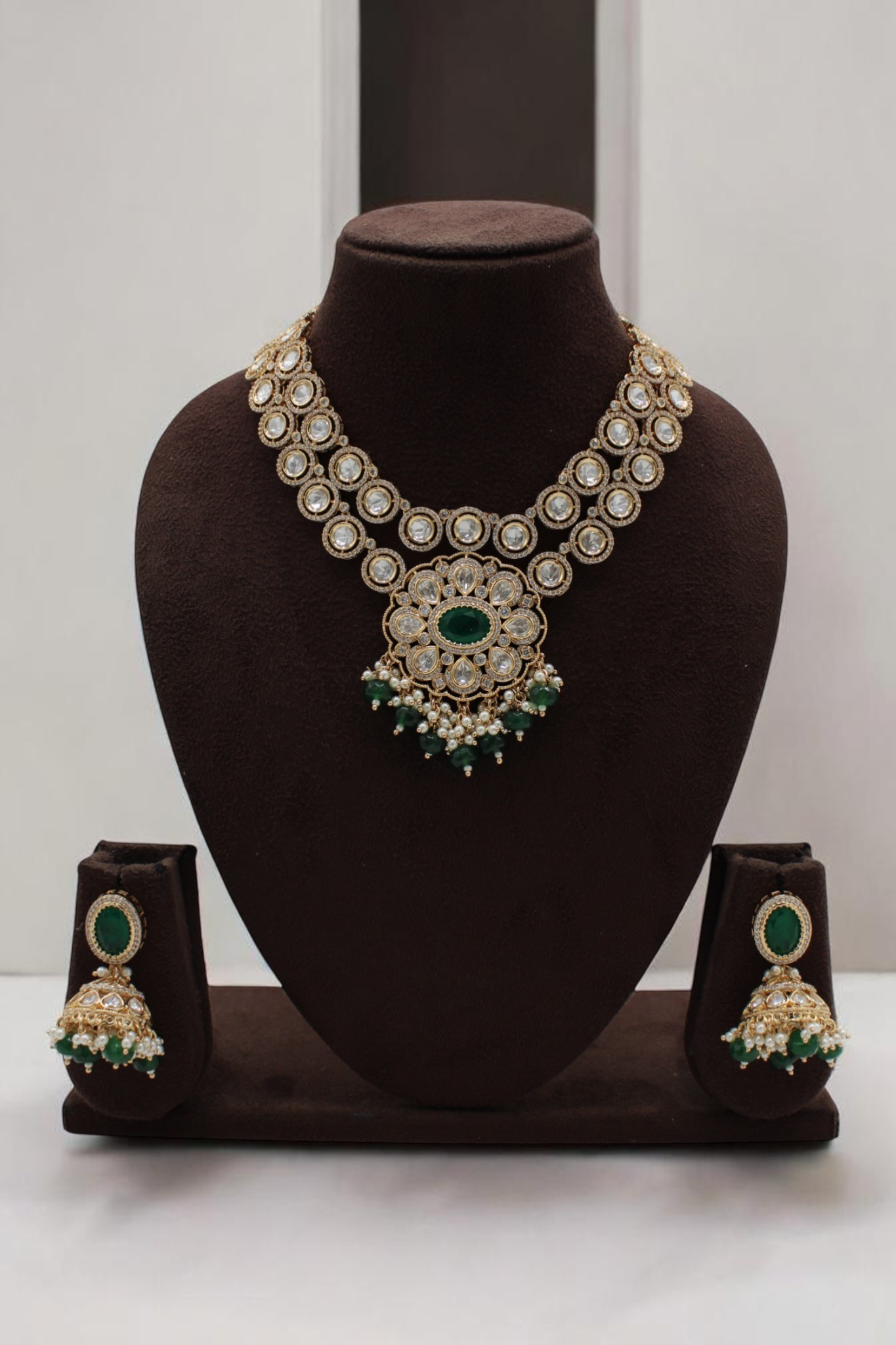 Elegant Traditional Jewelry Set with Green Accents - Image 2