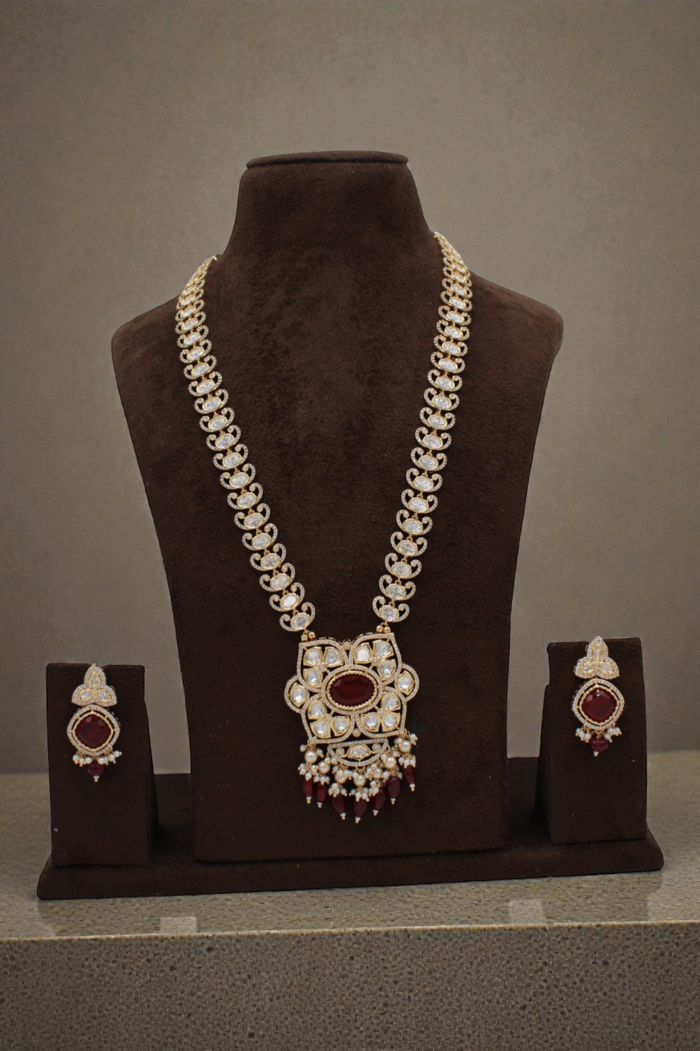 Elegant Gold and Ruby Jewelry Set - Image 3