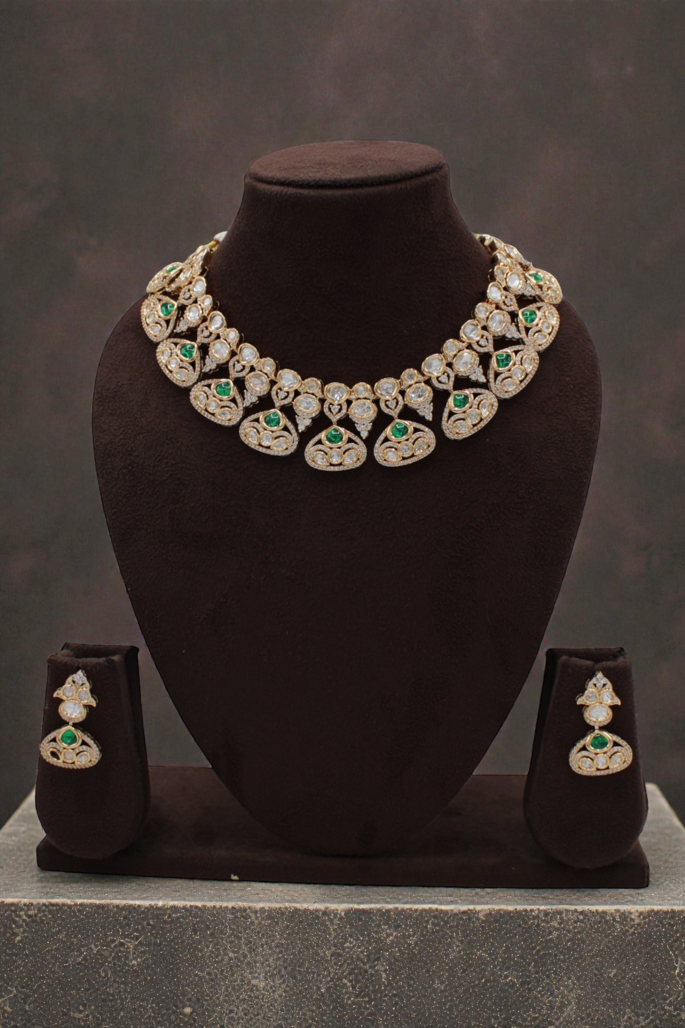 Elegant Gold and Emerald Necklace Set - Image 3