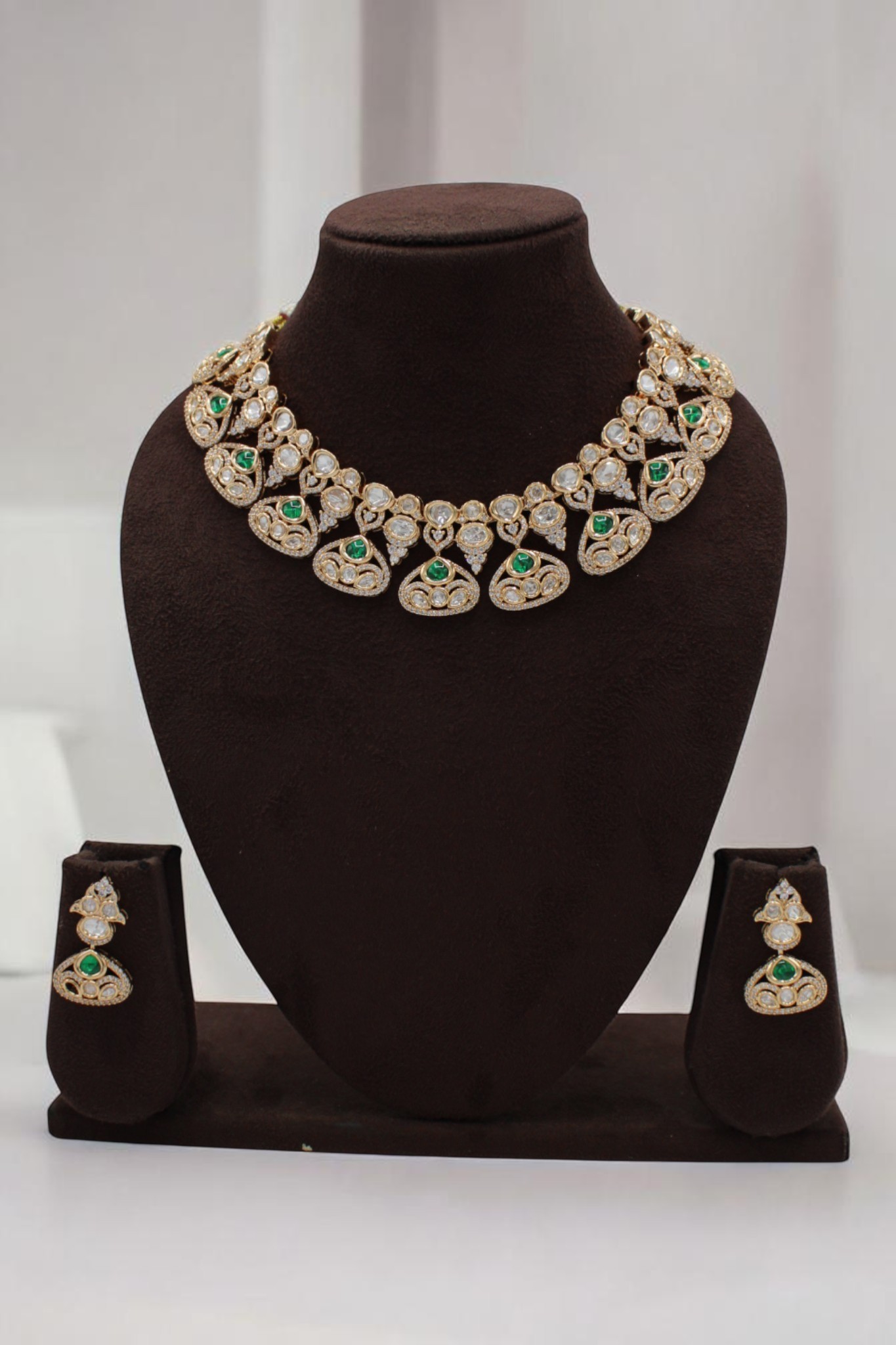 Elegant Gold and Emerald Necklace Set - Image 2
