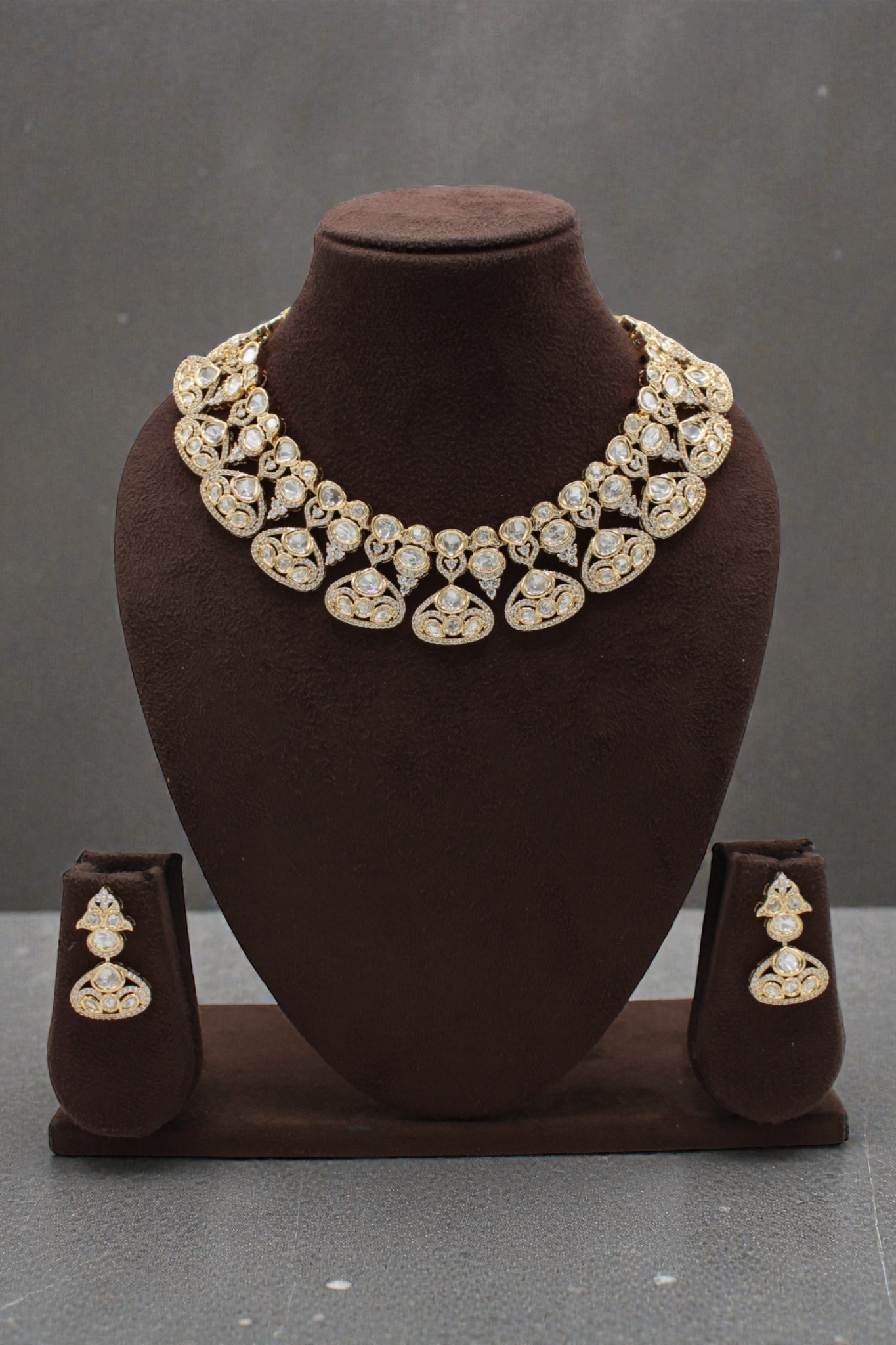Elegant Gold and Diamond Necklace Set - Image 3