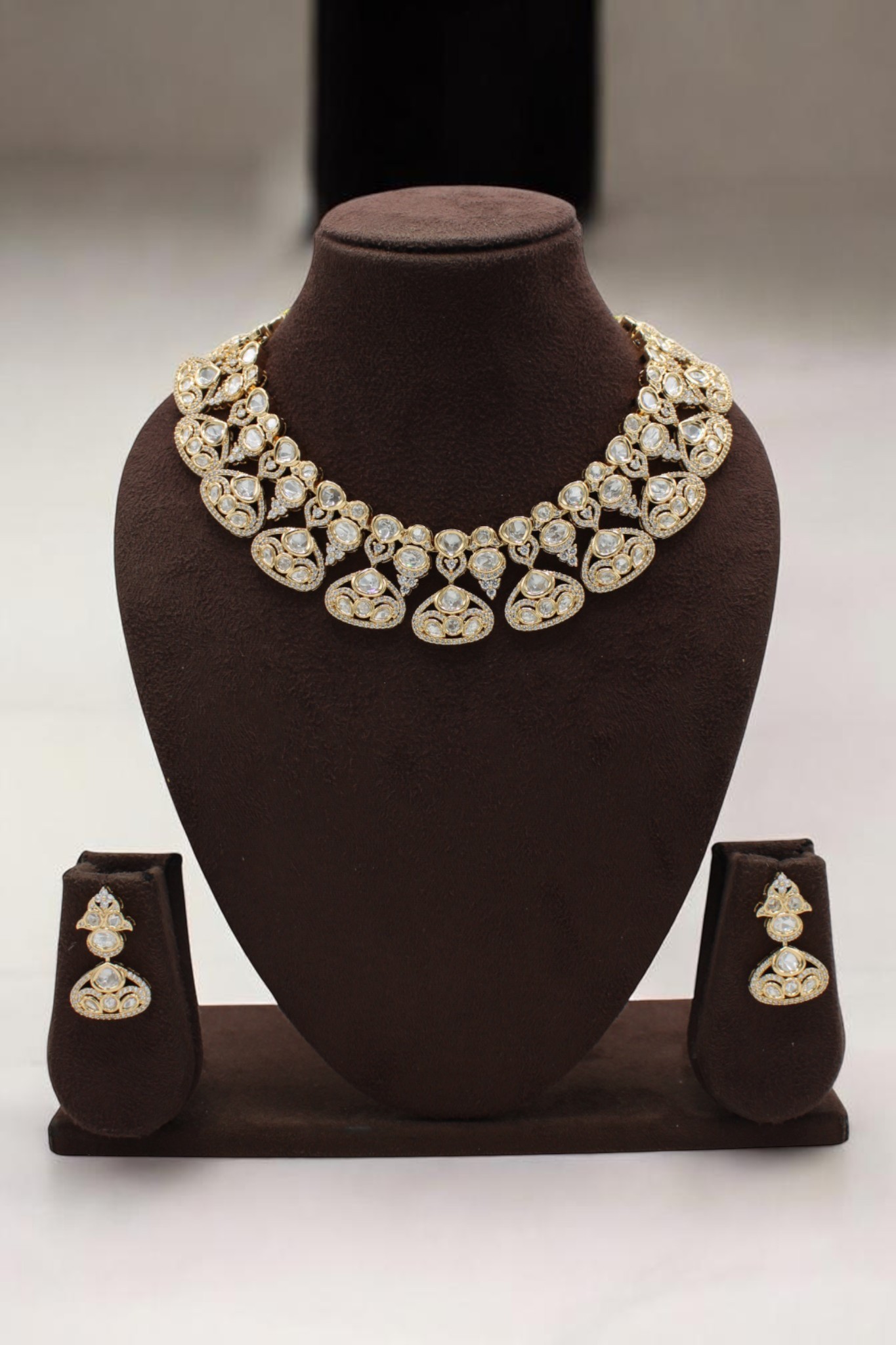 Elegant Gold and Diamond Necklace Set - Image 2