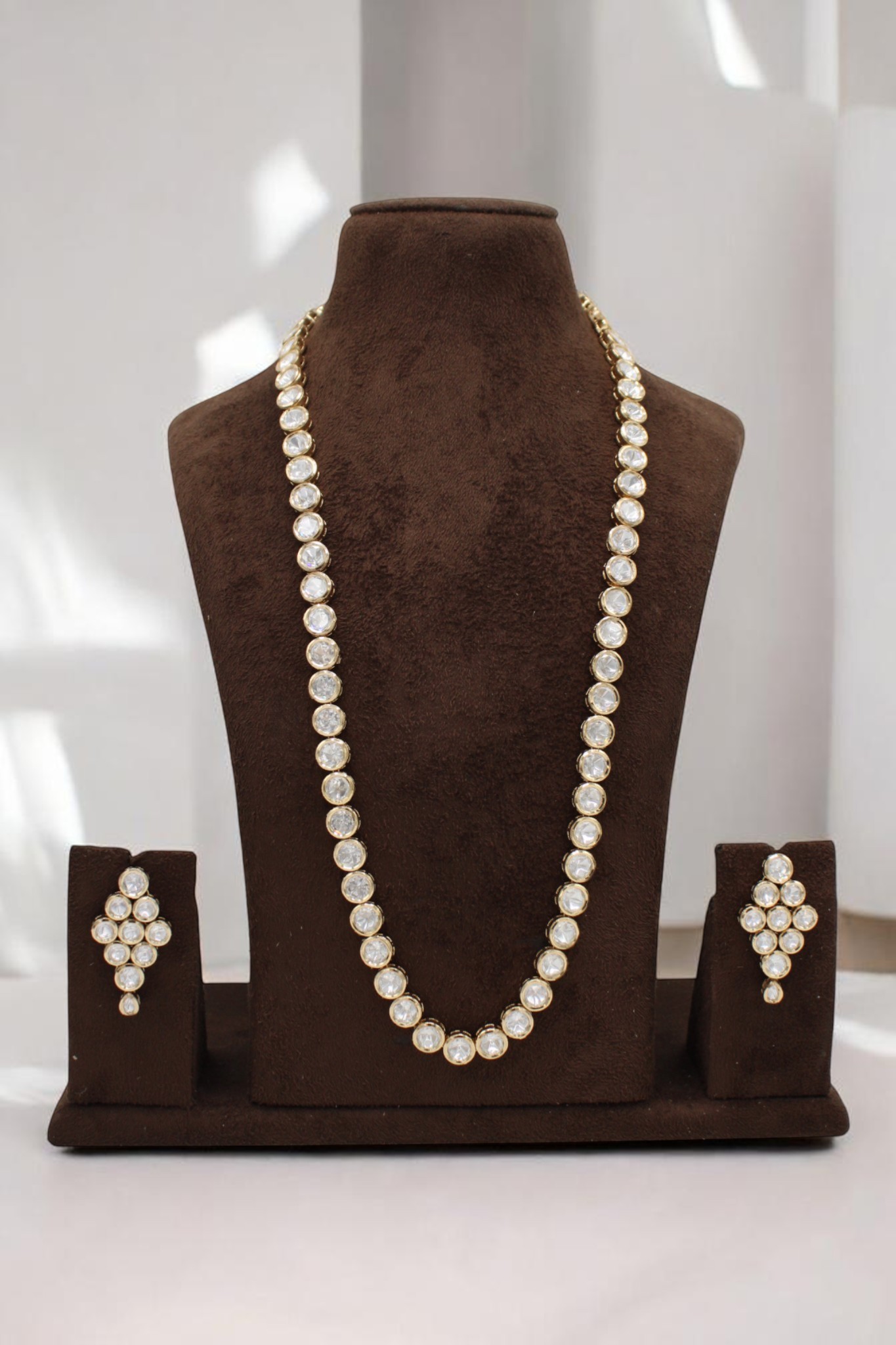 Elegant Gold and Diamond Jewelry Set Display - Image 2