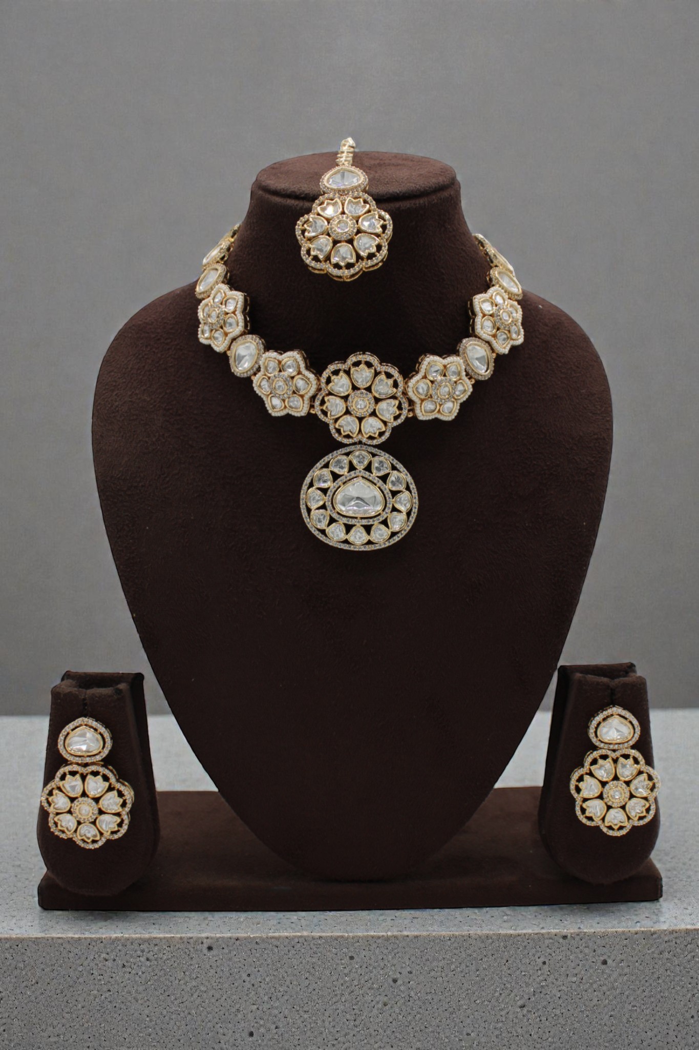 Elegant Traditional Jewelry Set with Floral Design - Image 3