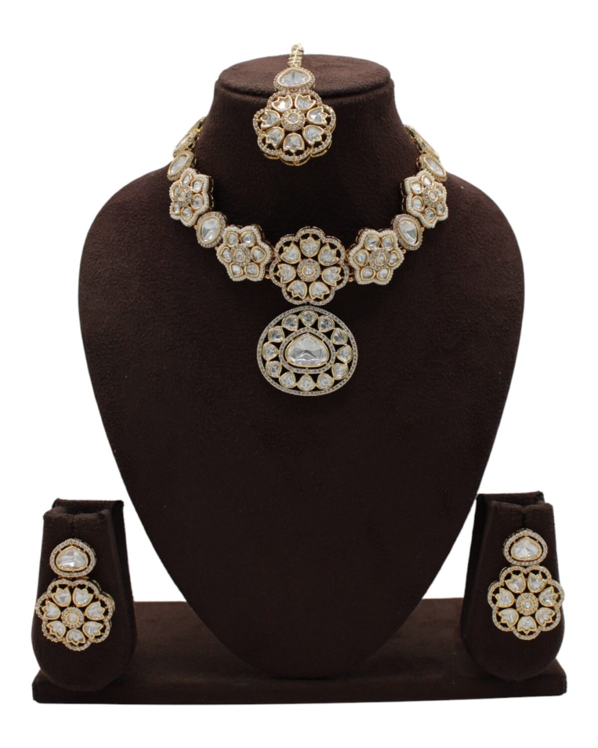 Elegant Traditional Jewelry Set with Floral Design