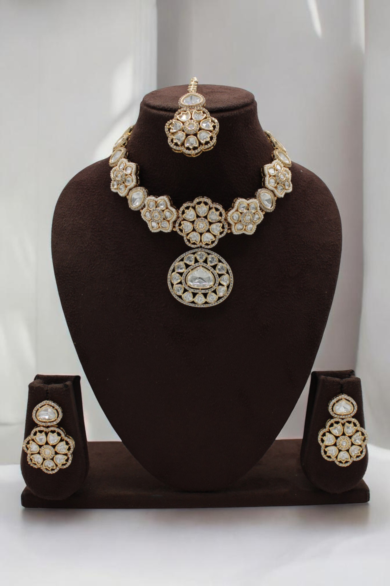 Elegant Traditional Jewelry Set with Floral Design - Image 2