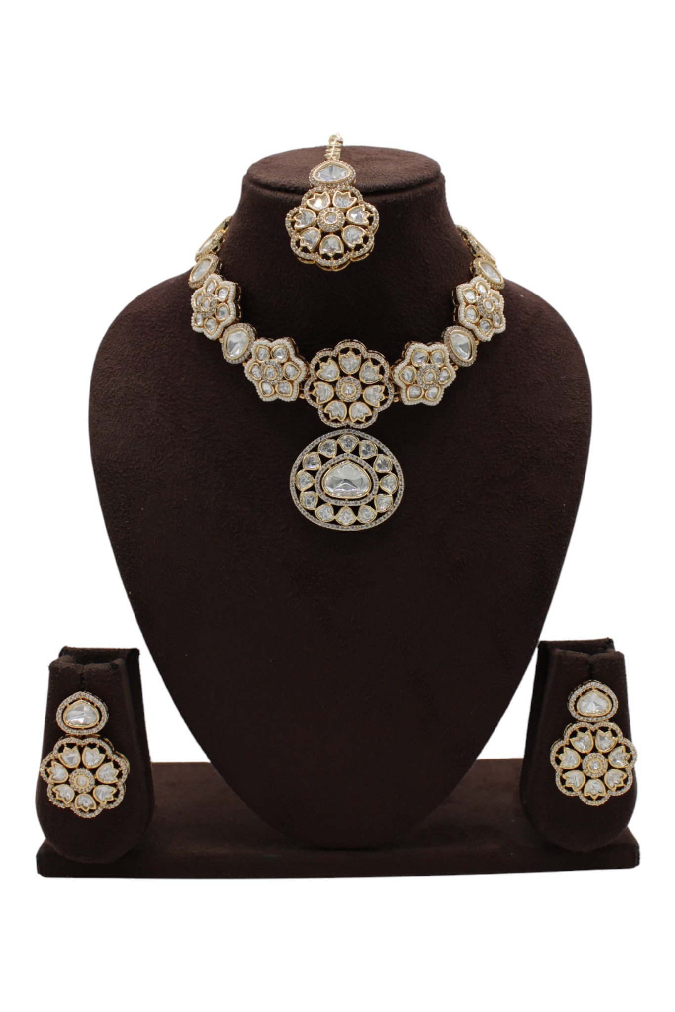 Elegant Traditional Jewelry Set with Floral Design