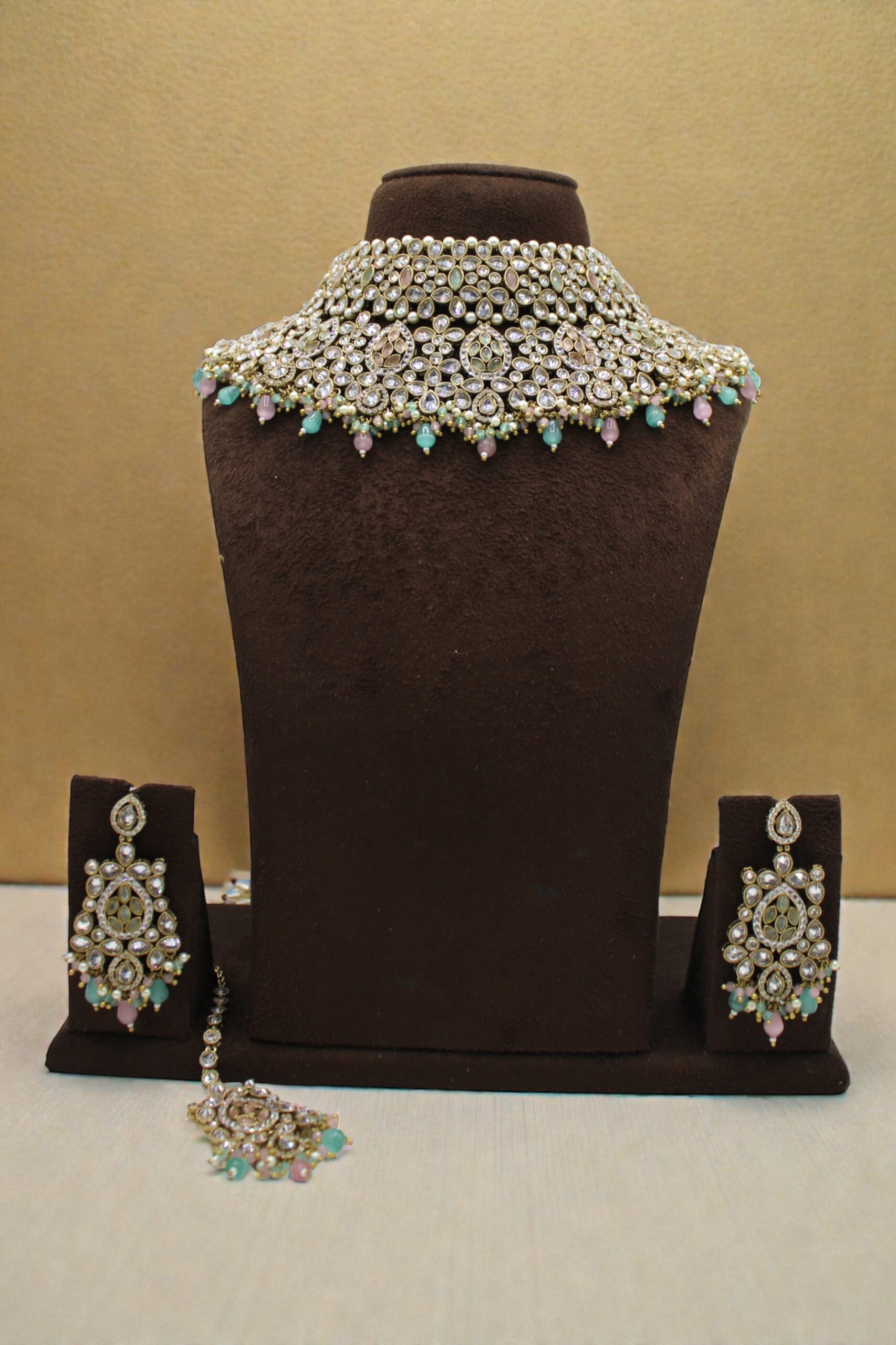 Elegant Traditional Jewelry Set with Intricate Design - Image 3