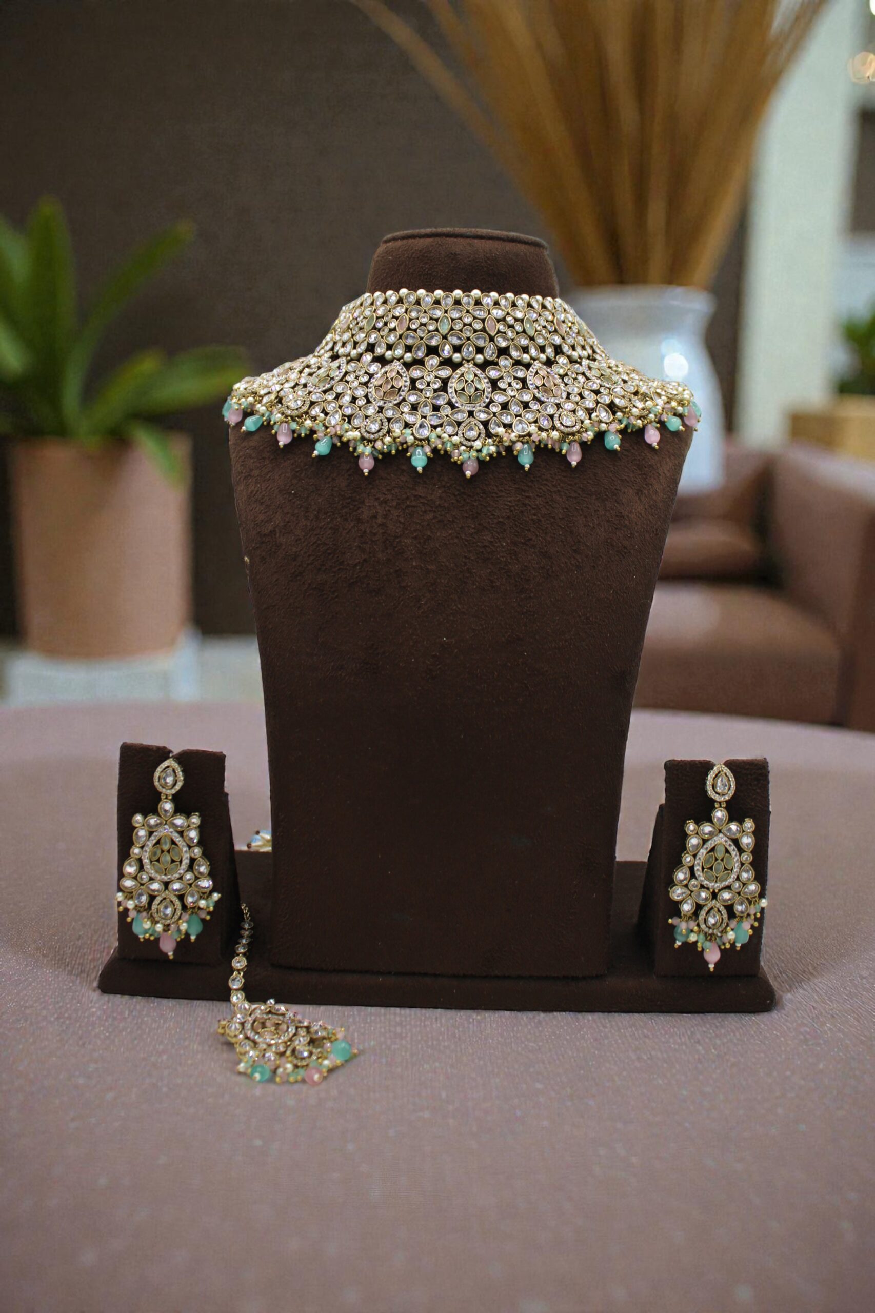 Elegant Traditional Jewelry Set with Intricate Design - Image 2