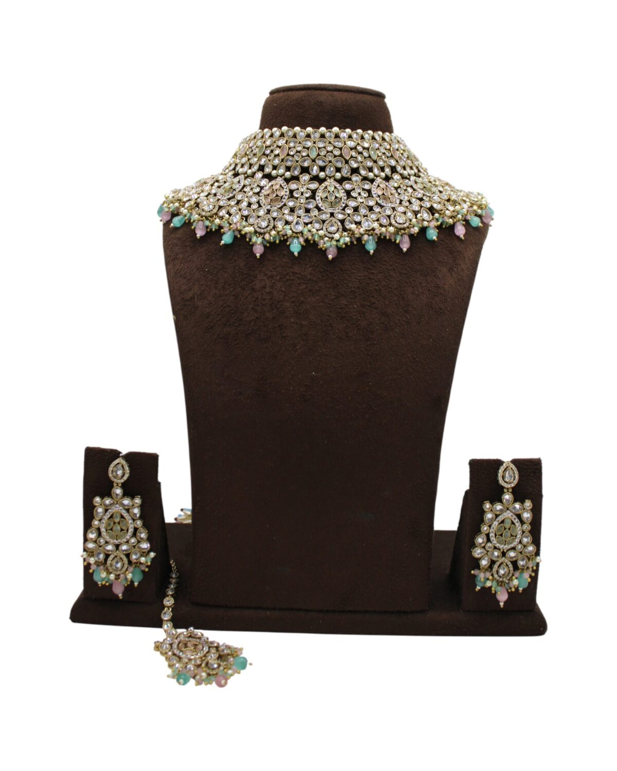 Elegant Traditional Jewelry Set with Intricate Design