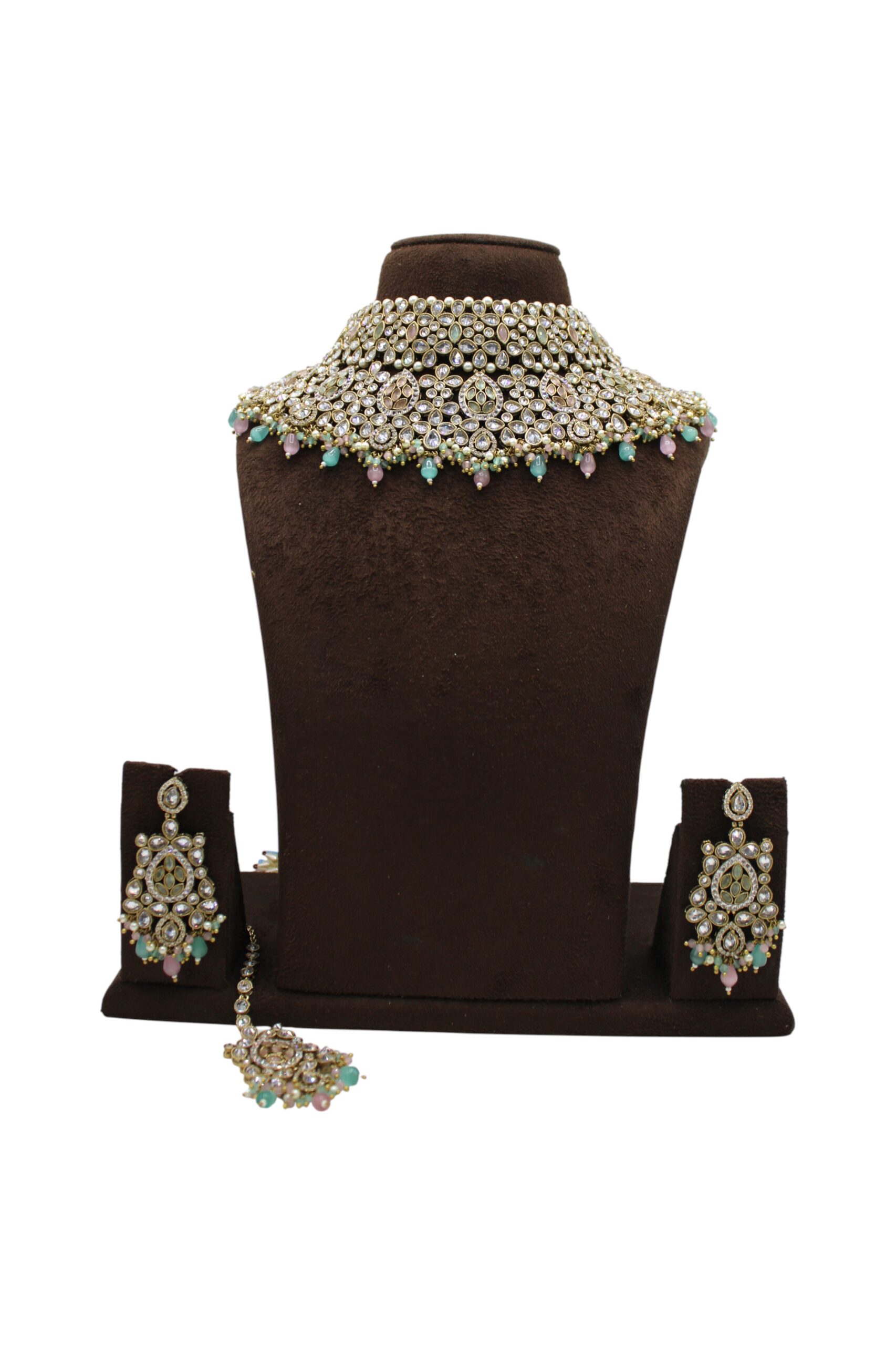 Elegant Traditional Jewelry Set with Intricate Design