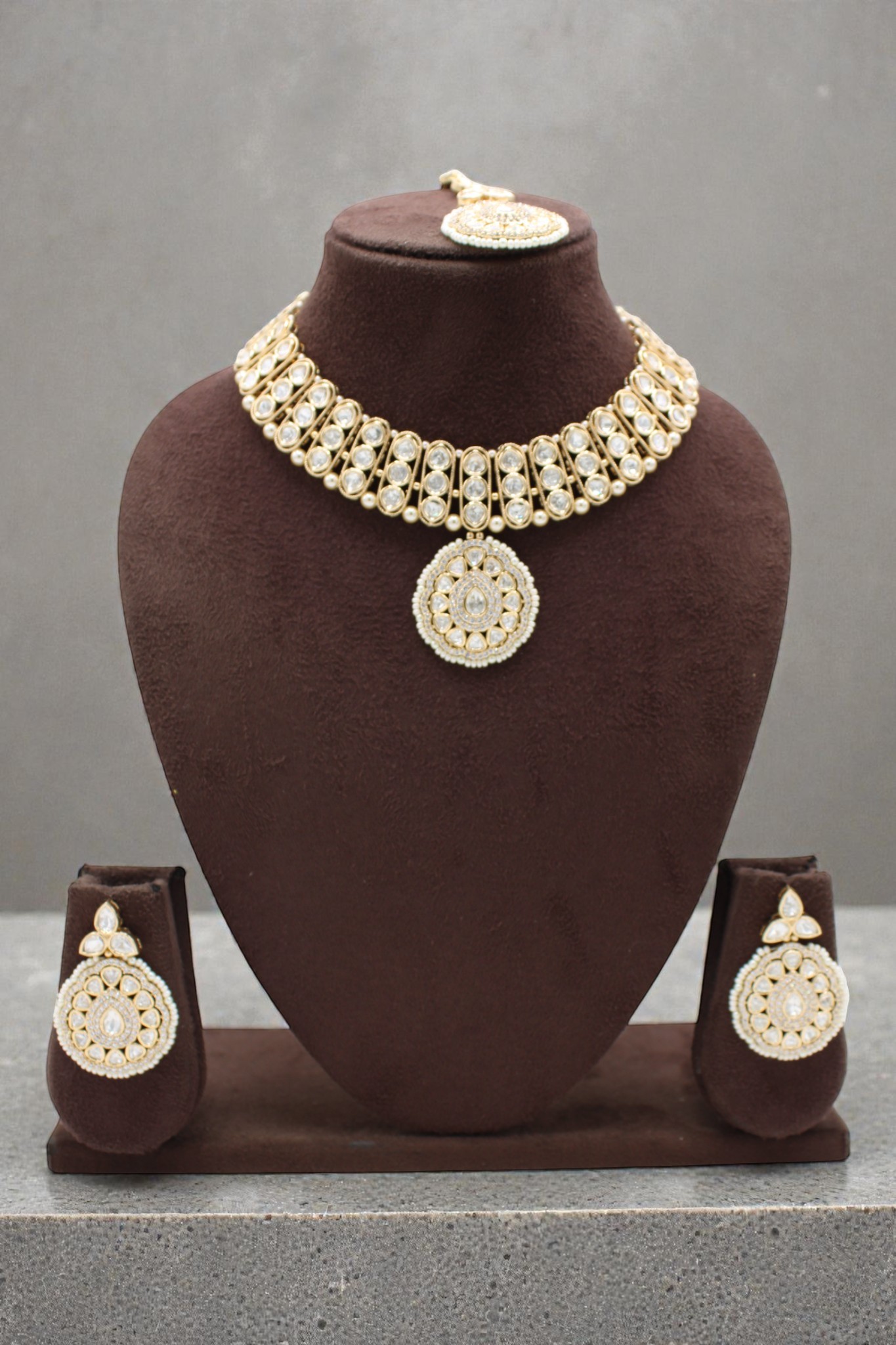 Elegant Gold and Pearl Jewelry Set Display - Image 3
