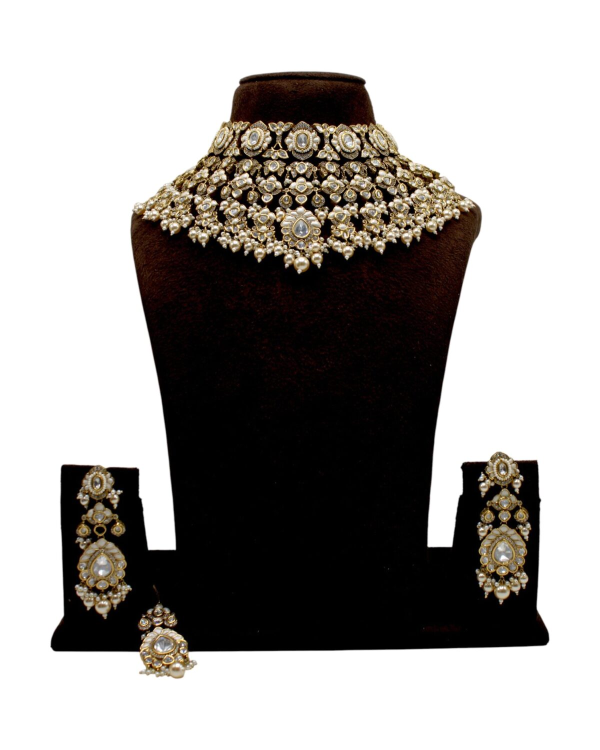 Elegant Traditional Gold Jewelry Set with Intricate Design