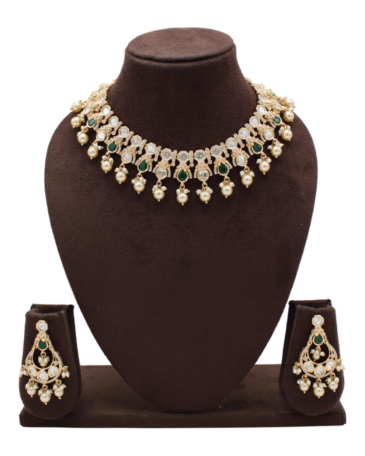Elegant Traditional Jewelry Set with Pearls and Emerald Accents