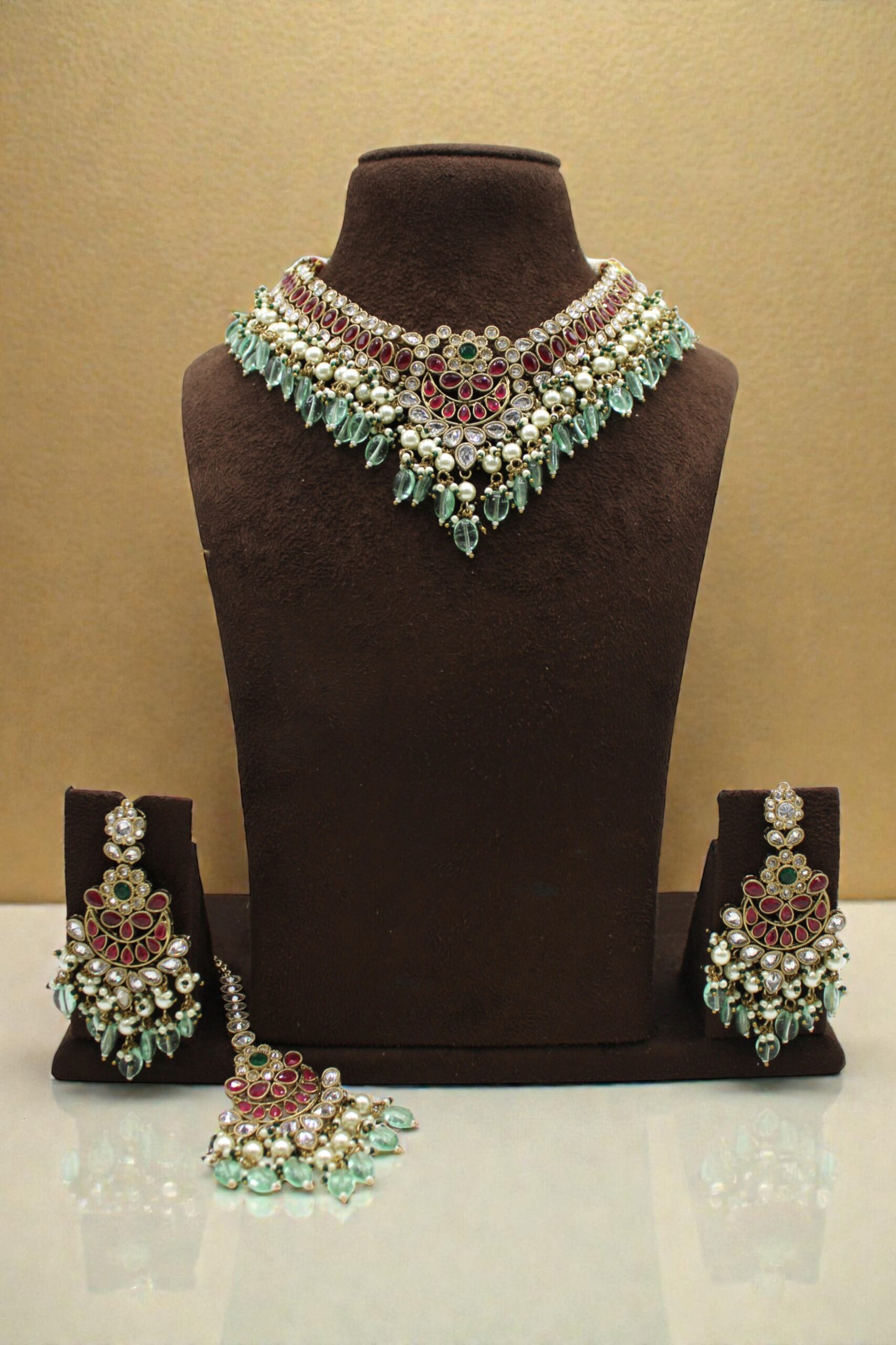 Elegant Traditional Jewelry Set with Intricate Design - Image 3