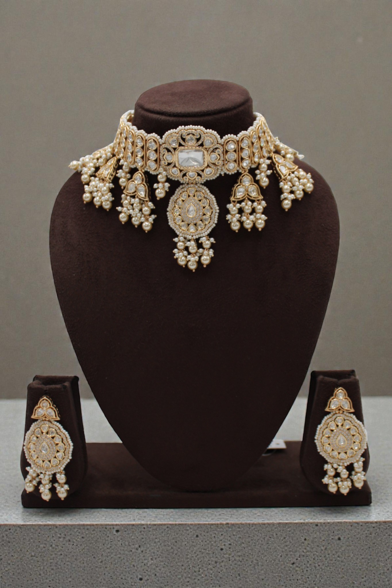 Elegant Traditional Gold Necklace Set with Pearl Accents - Image 3