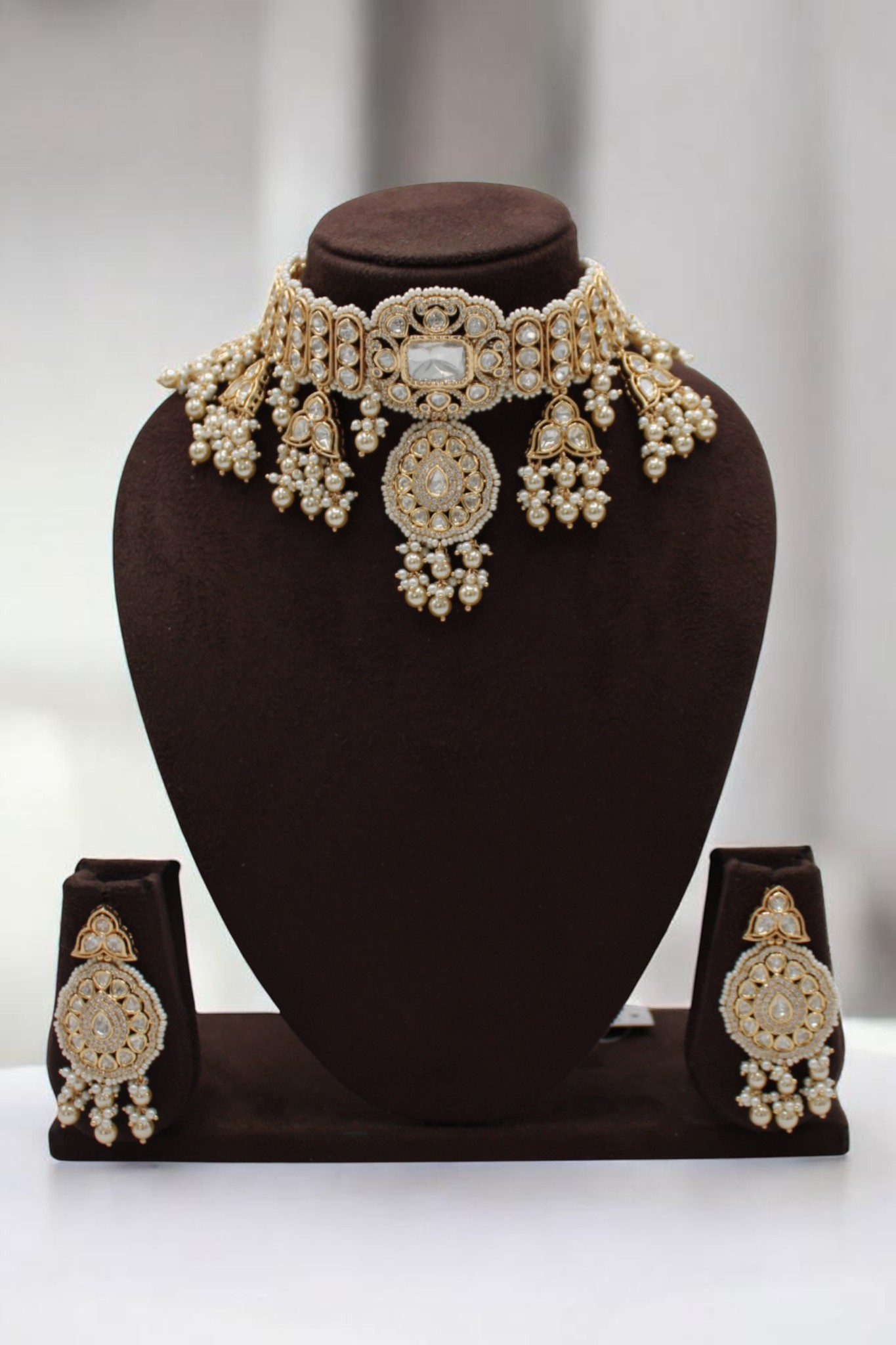 Elegant Traditional Gold Necklace Set with Pearl Accents - Image 2