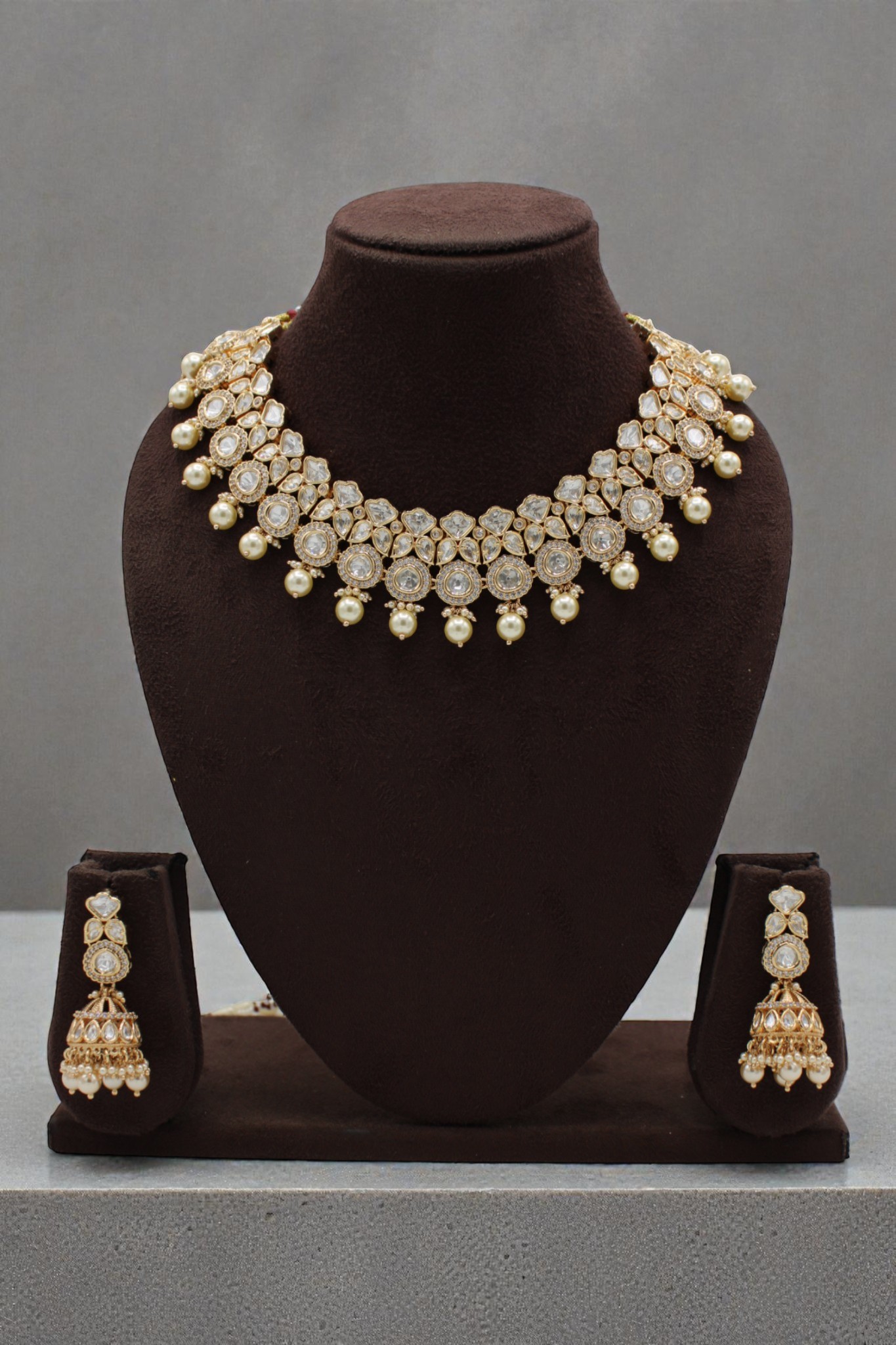 Elegant Gold and Diamond Necklace Set with Matching Earrings - Image 3