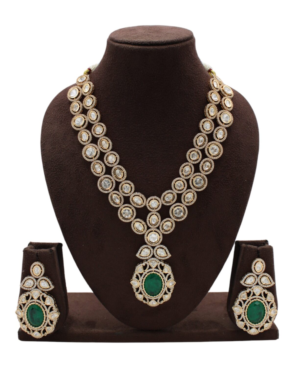 Elegant Traditional Jewelry Set with Emerald Accents