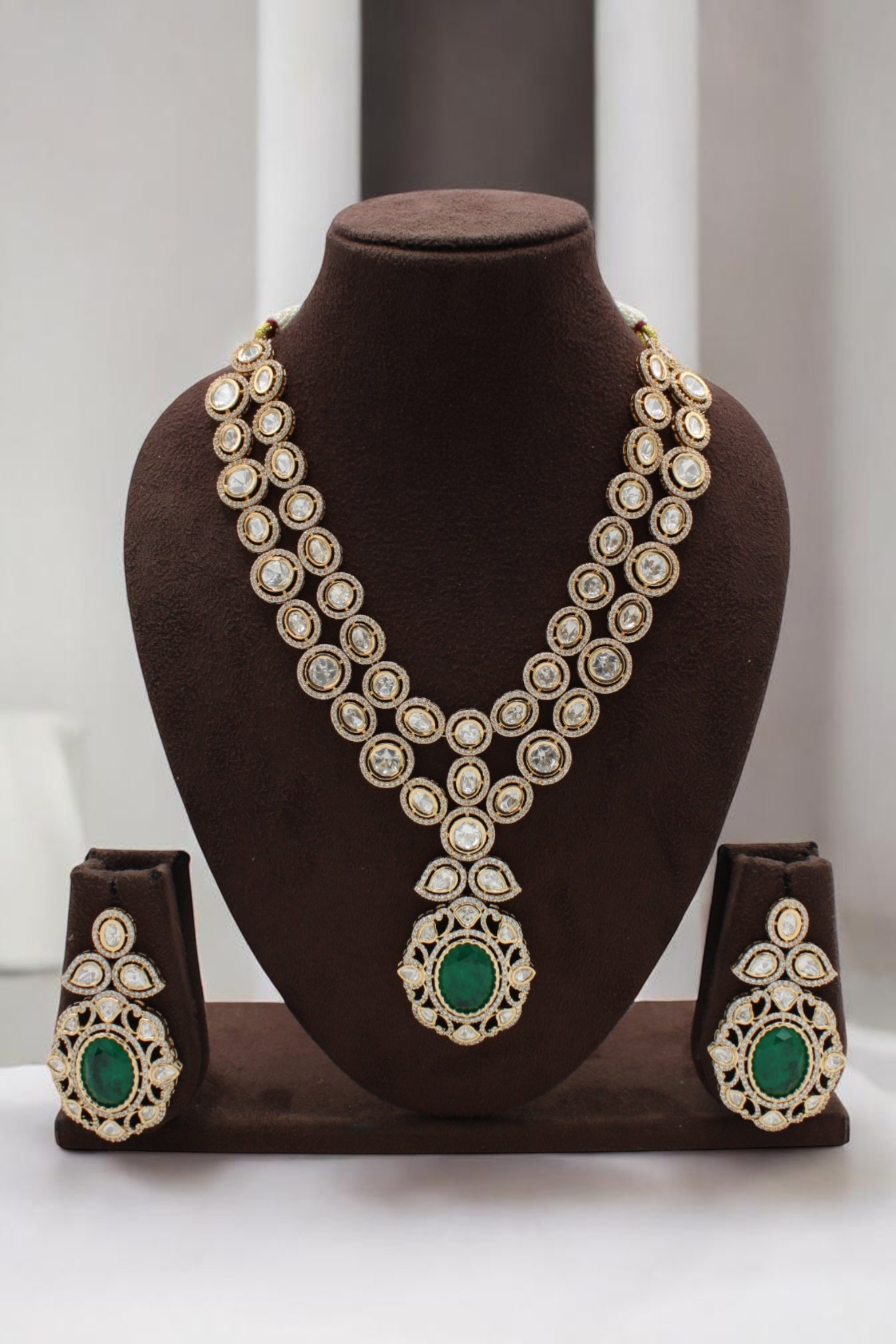 Elegant Traditional Jewelry Set with Emerald Accents - Image 2