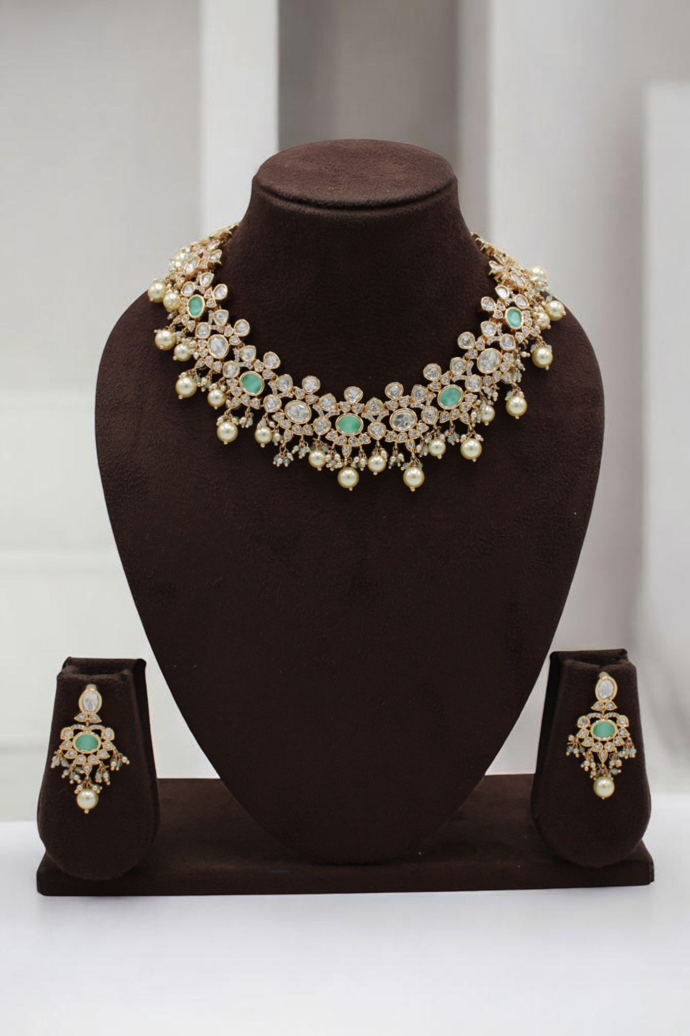 Elegant Traditional Jewelry Set with Emerald and Pearl Accents - Image 3