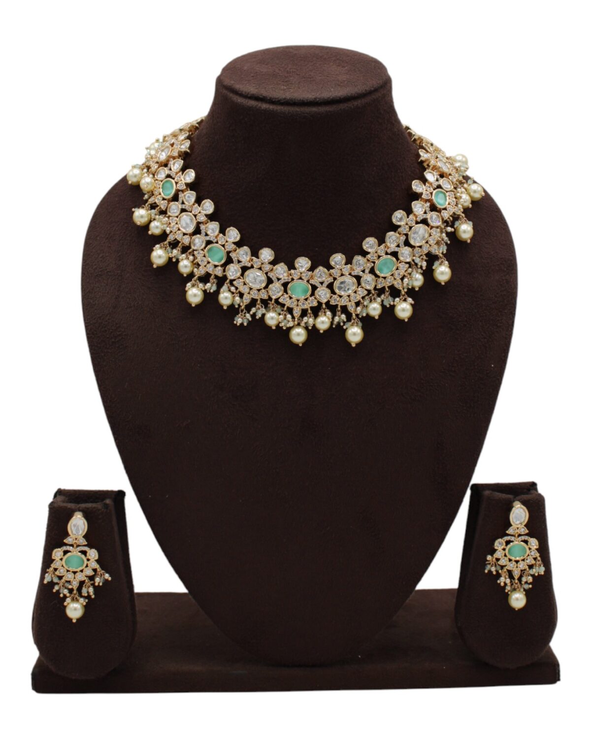 Elegant Traditional Jewelry Set with Emerald and Pearl Accents