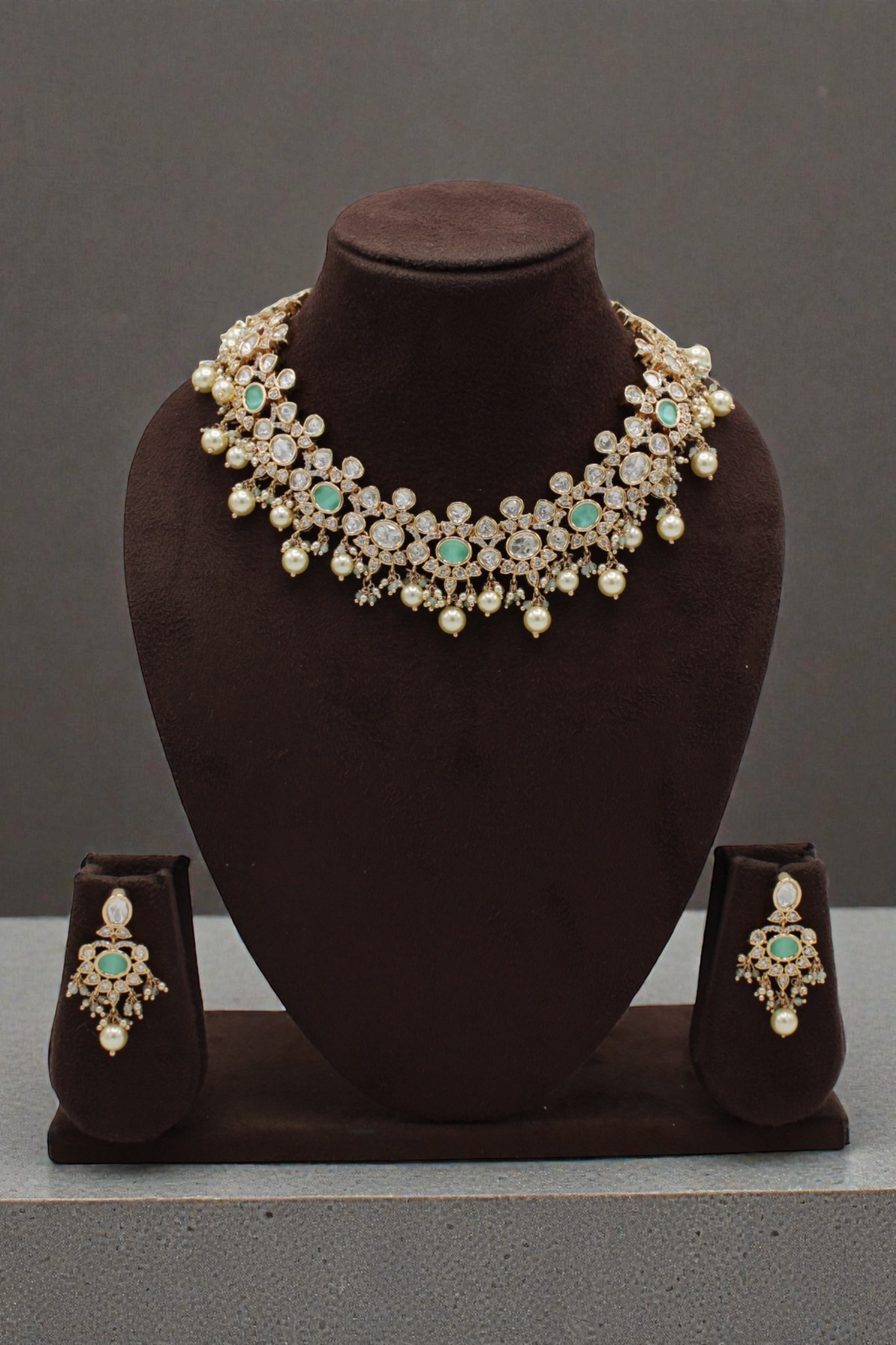 Elegant Traditional Jewelry Set with Emerald and Pearl Accents - Image 2
