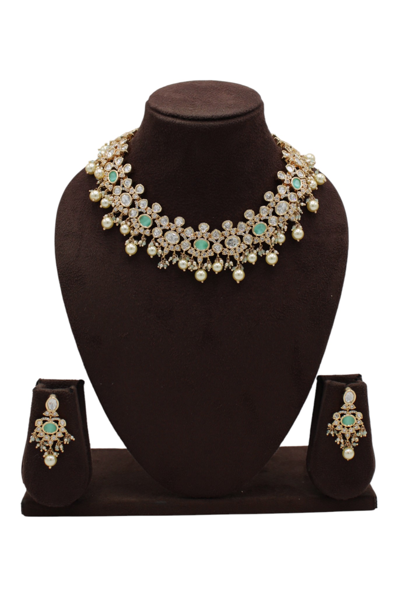 Elegant Traditional Jewelry Set with Emerald and Pearl Accents