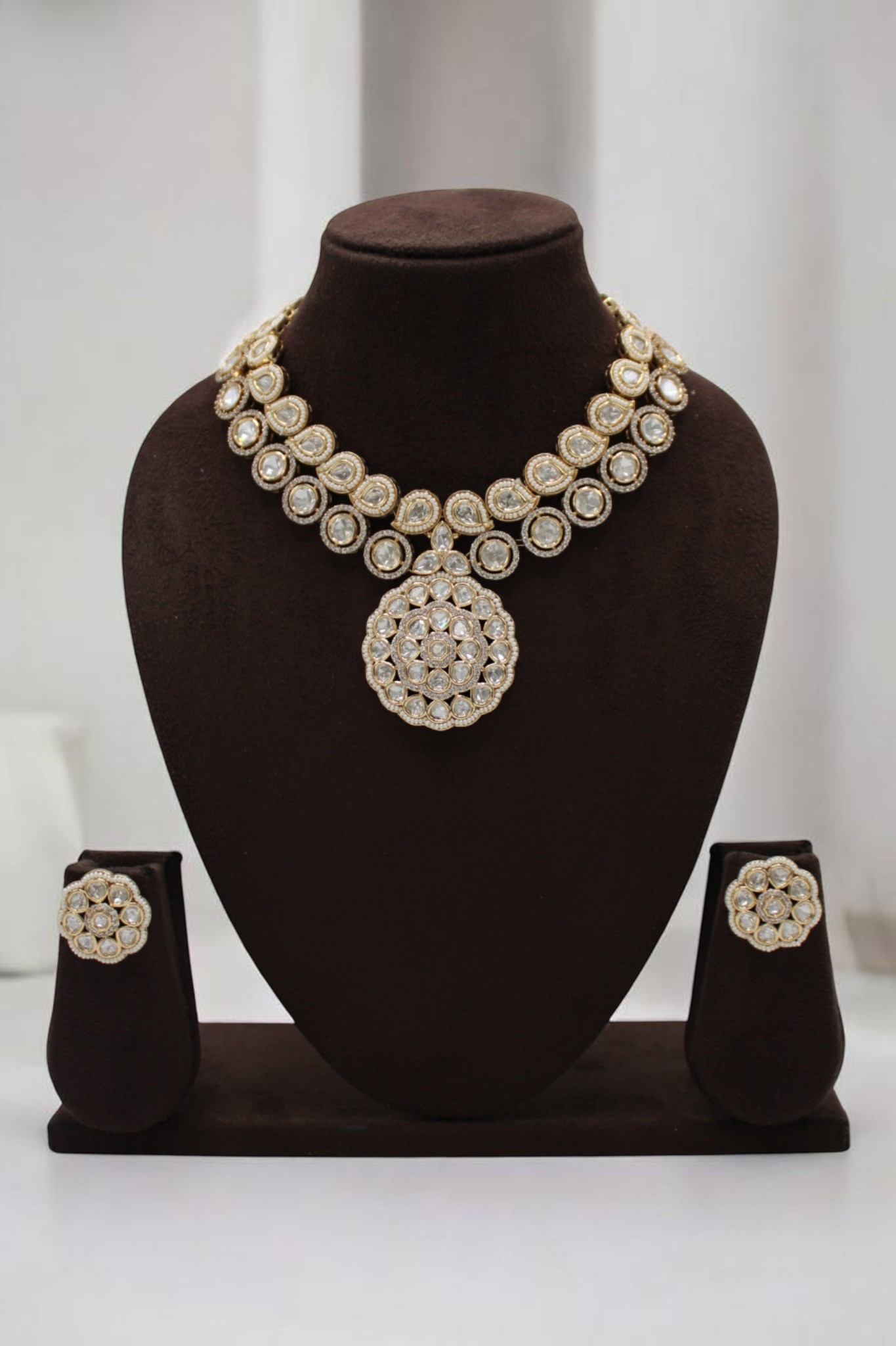 Elegant Gold and Diamond Necklace Set - Image 2