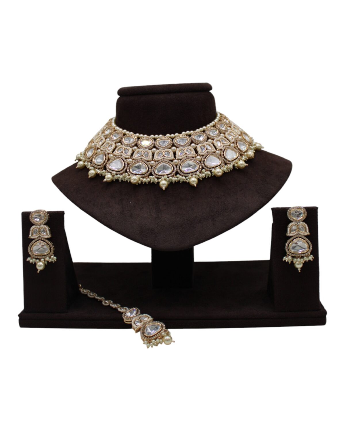 Elegant Traditional Jewelry Set with Intricate Design