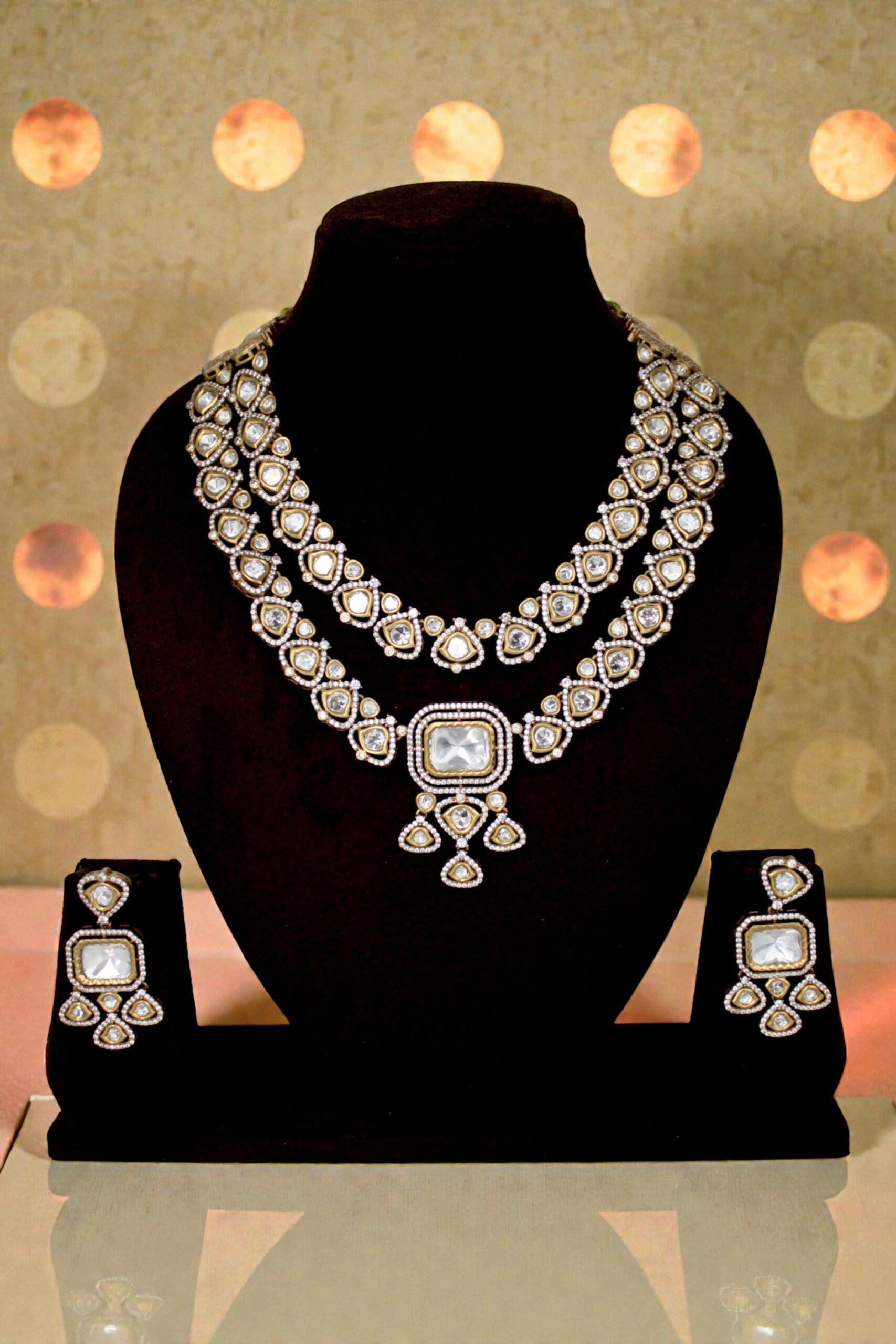 Elegant Traditional Jewelry Set with Intricate Design - Image 3