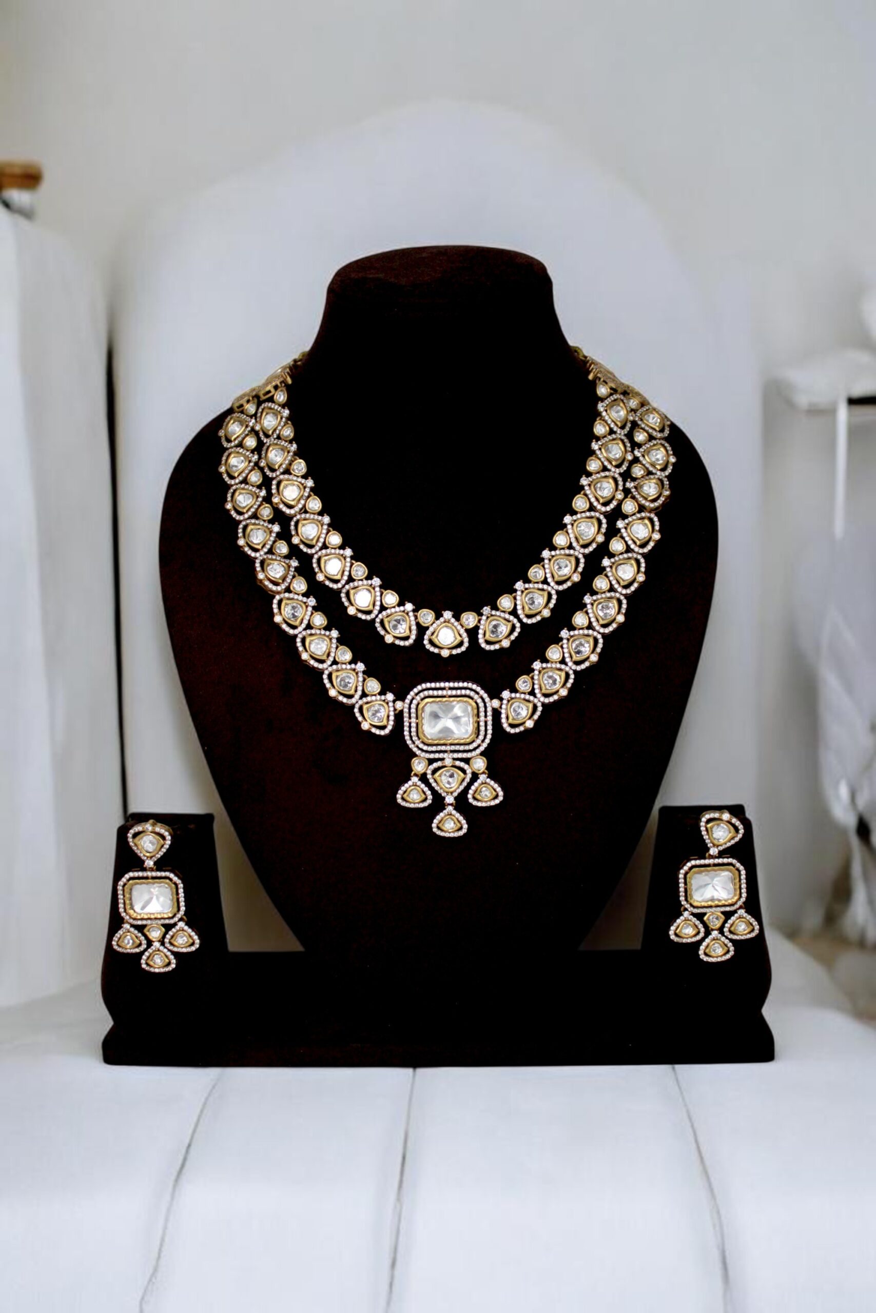 Elegant Traditional Jewelry Set with Intricate Design - Image 2