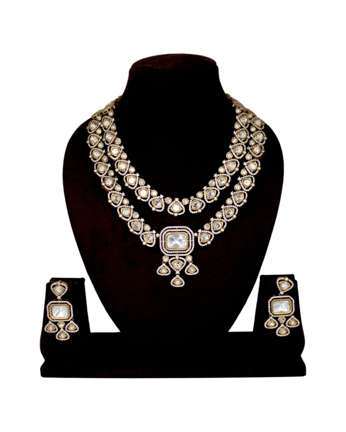 Elegant Traditional Jewelry Set with Intricate Design
