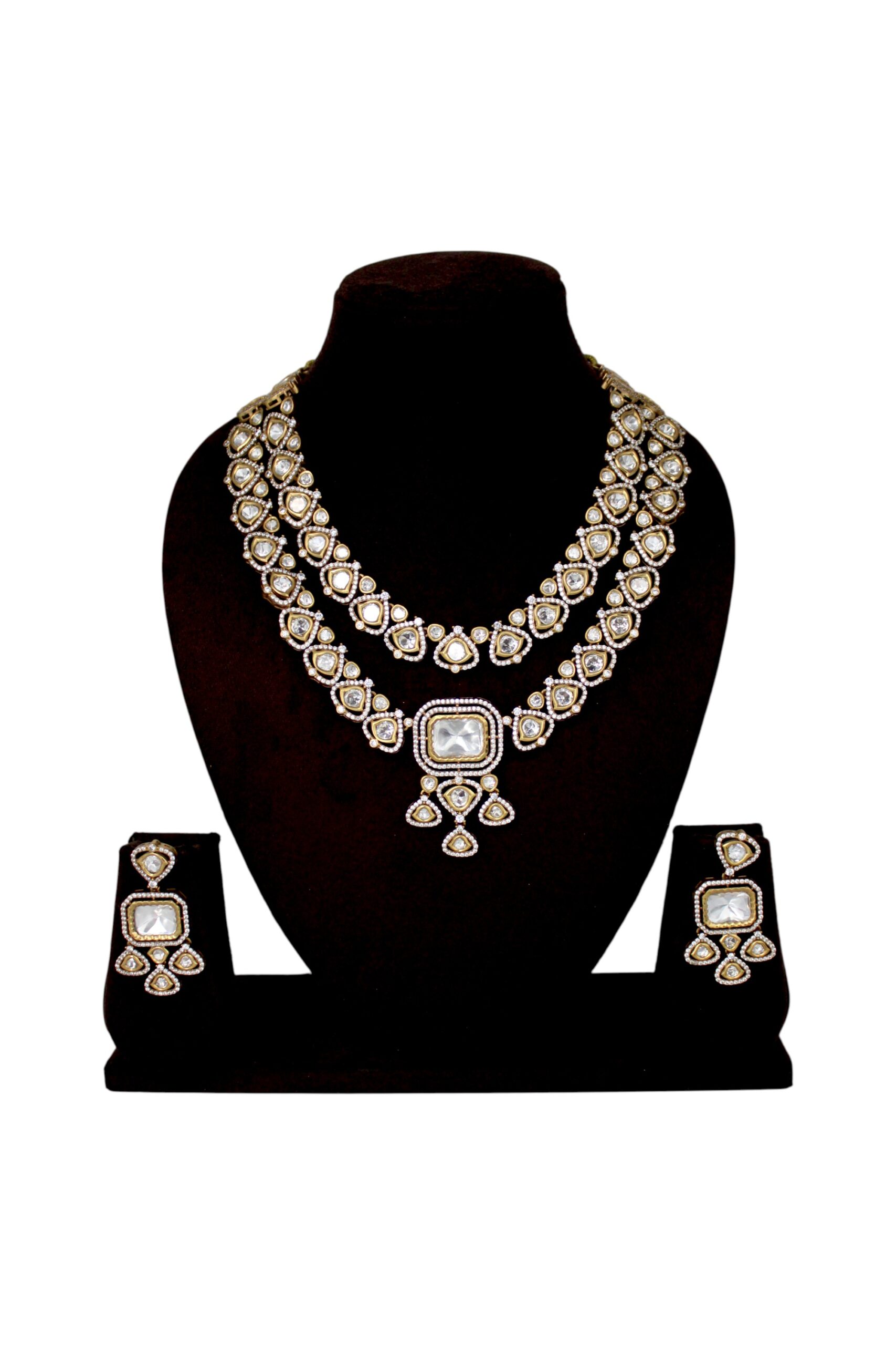 Elegant Traditional Jewelry Set with Intricate Design