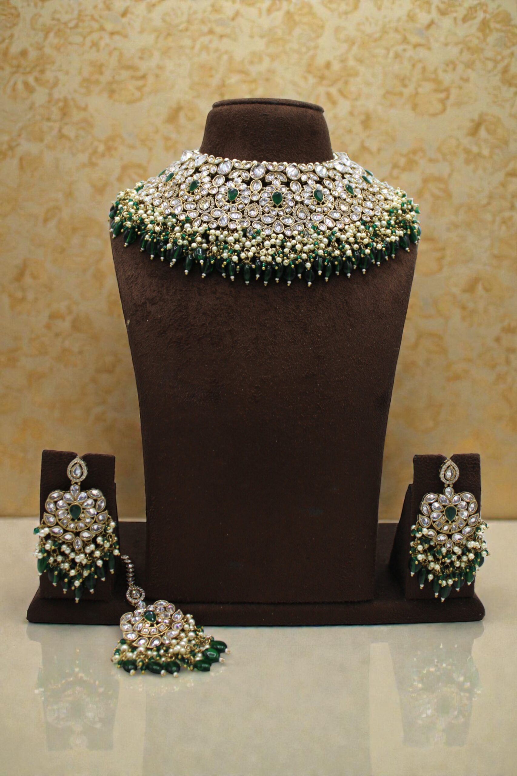 Elegant Traditional Jewelry Set with Intricate Design - Image 3